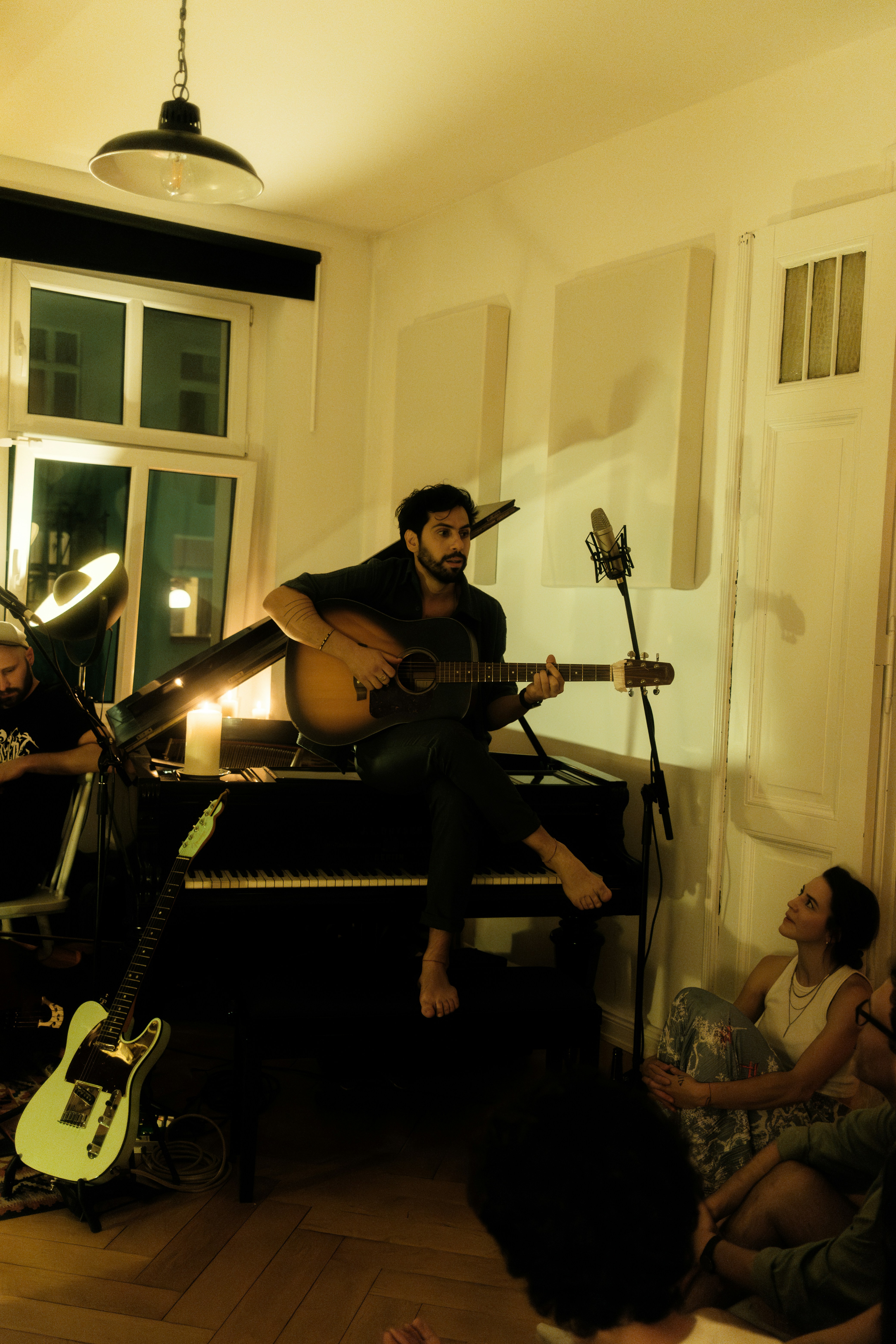 Musicien jouant de la guitare acoustique en position assise