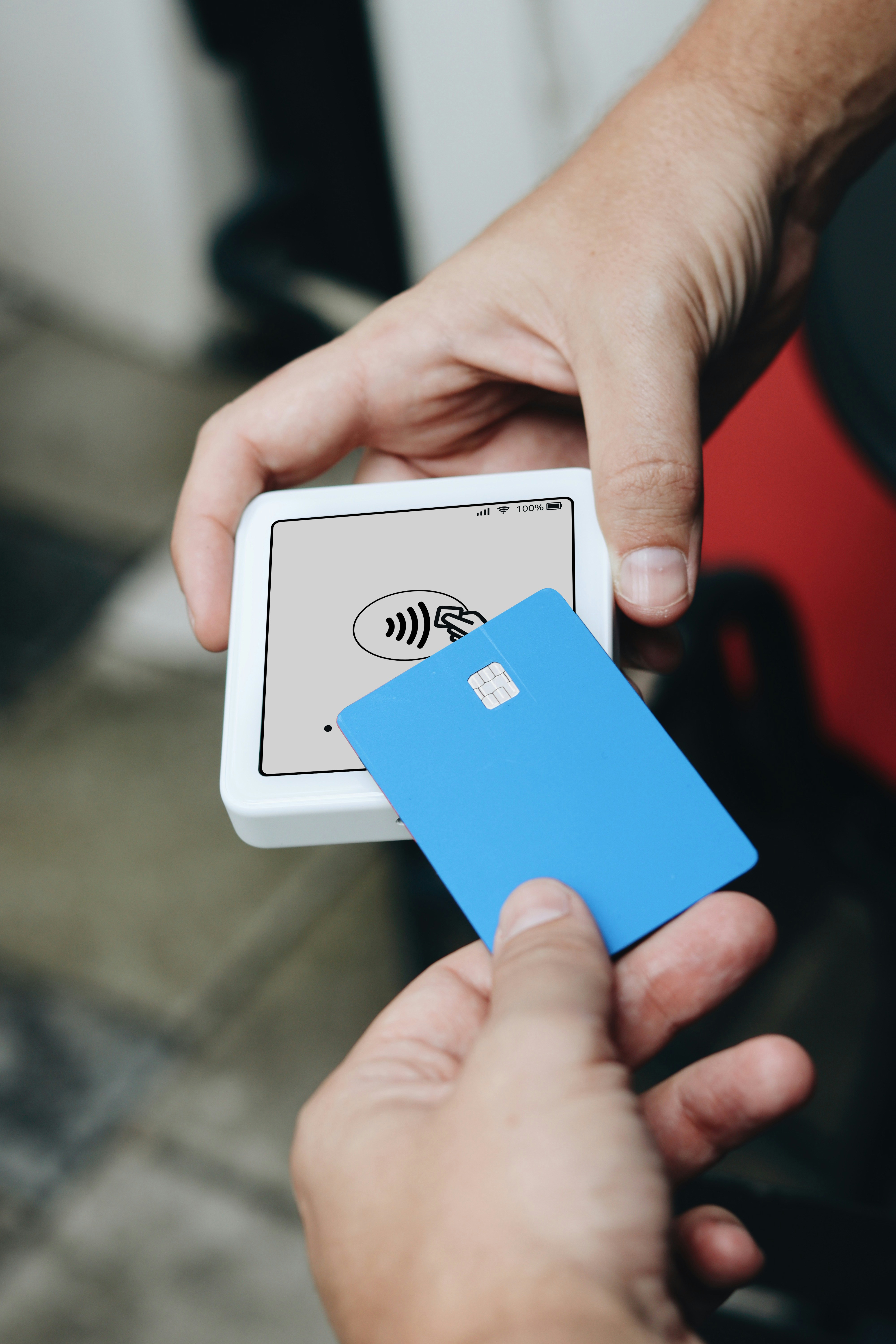SumUp Solo is a portable payment solution designed for businesses on the go. Perfect for small businesses and vendors, enabling seamless contactless transactions in any setting. This modern, easy-to-use device provides convenience for both merchants and customers by offering a fast and secure checkout process.