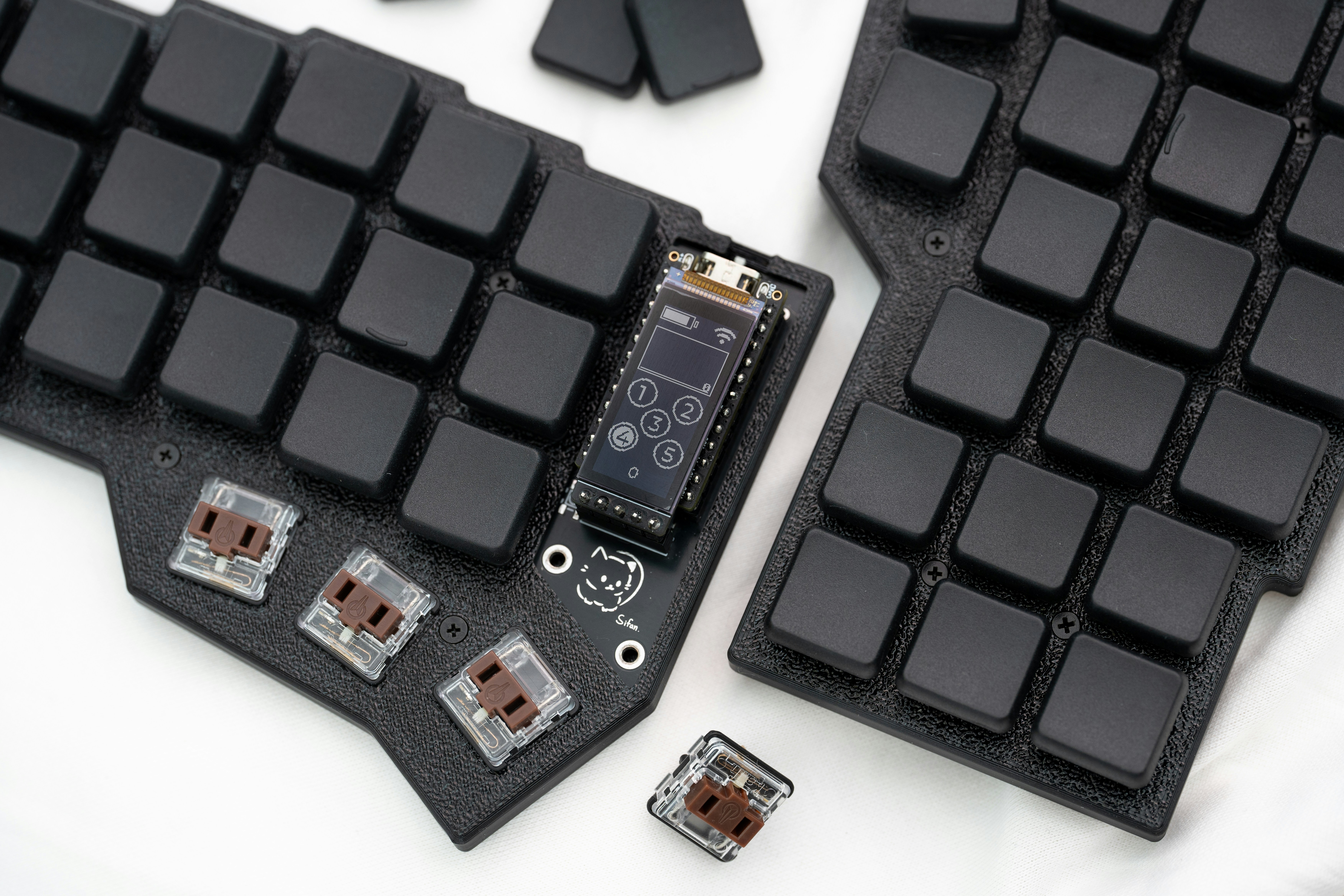 Un clavier d’ordinateur avec plusieurs composants qui y sont attachés