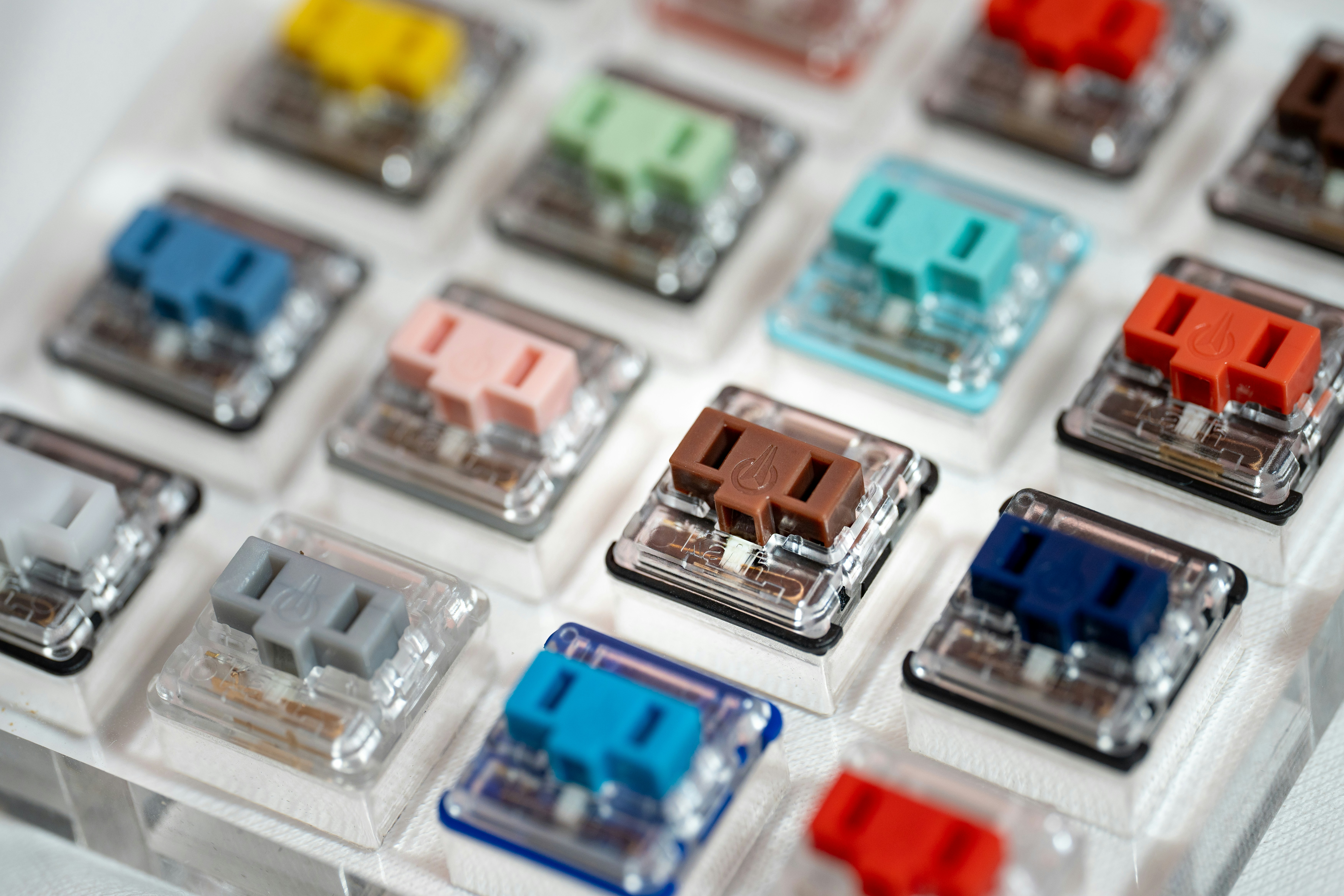 Un gros plan d’un tas de boutons de différentes couleurs