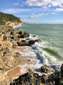 Vista del Atlântico y los acantilados de la Breña en Barbate, Cádiz