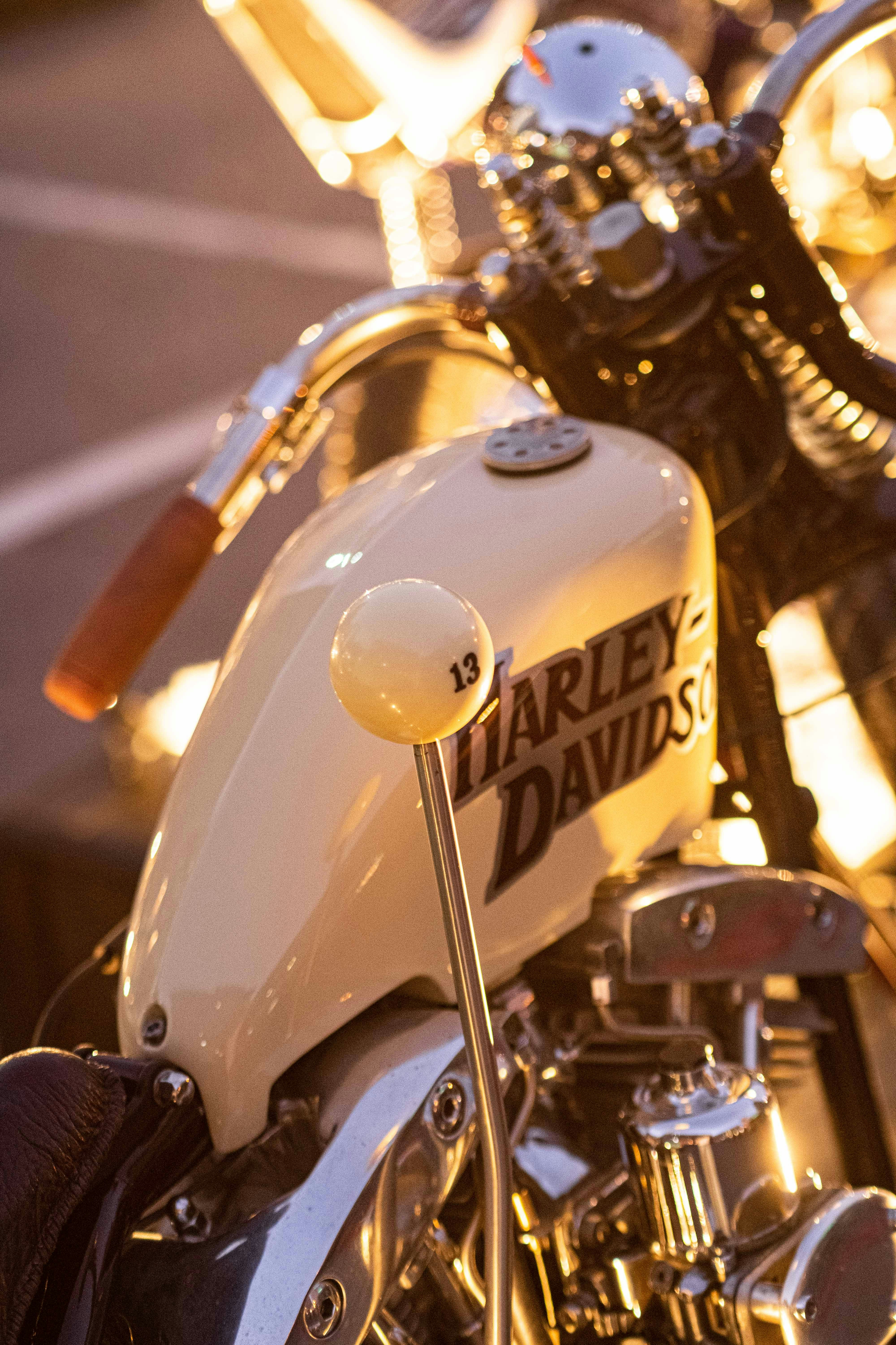 Une moto Harley Davidson garée sur un parking