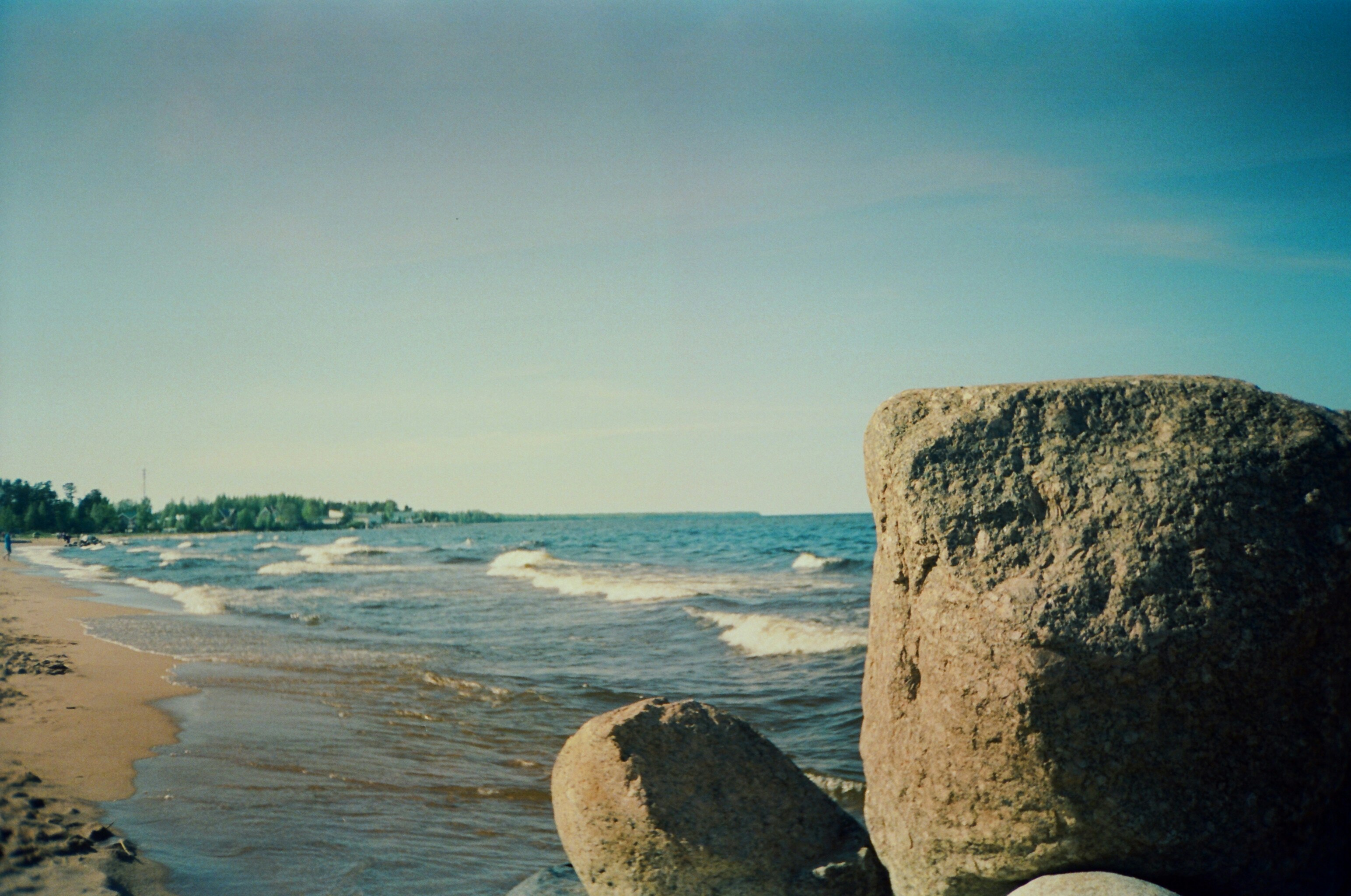 A large rock sitting on top of a sandy beach photo – Free Beach Image ...