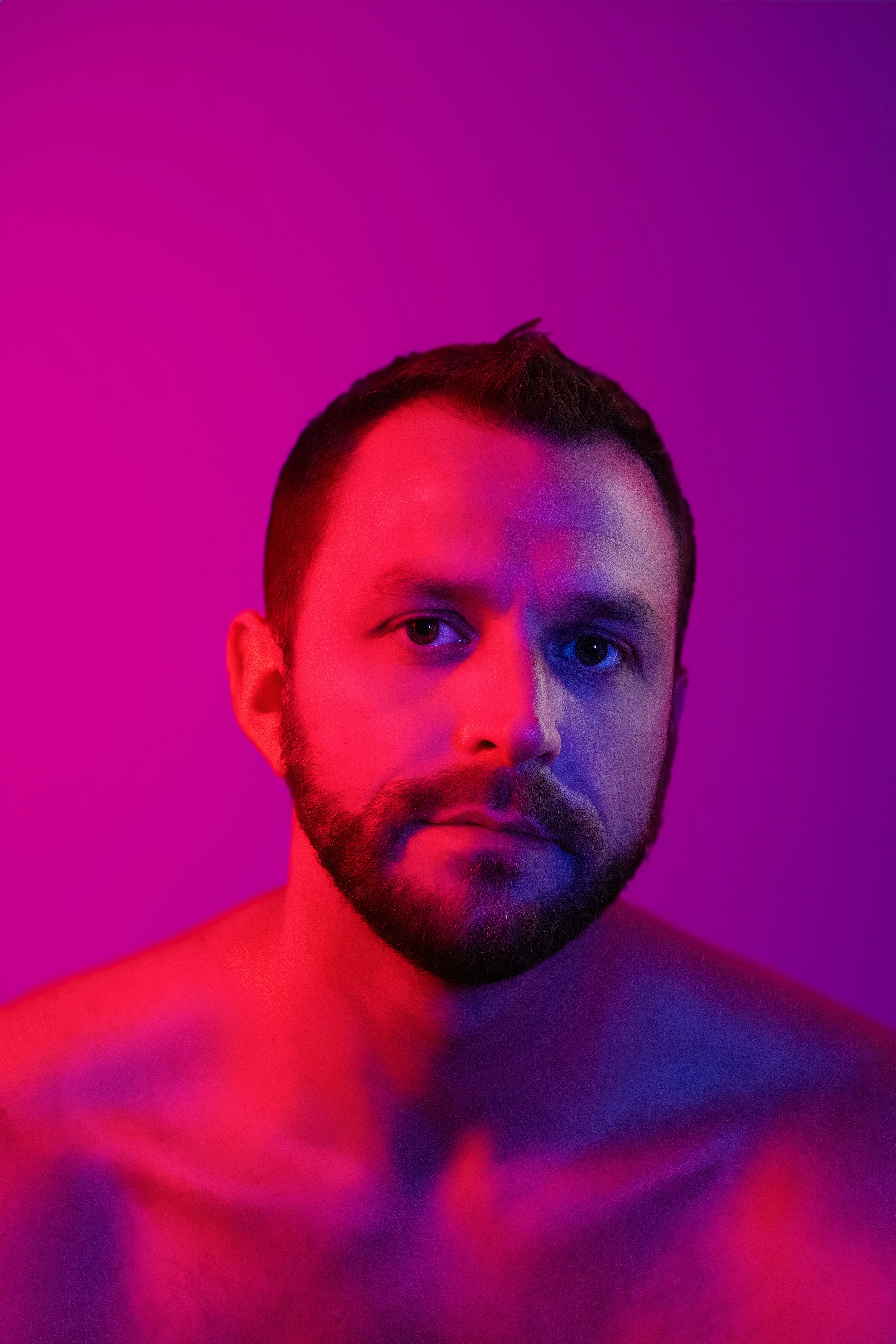 Ein Mann mit Bart und ohne Hemd