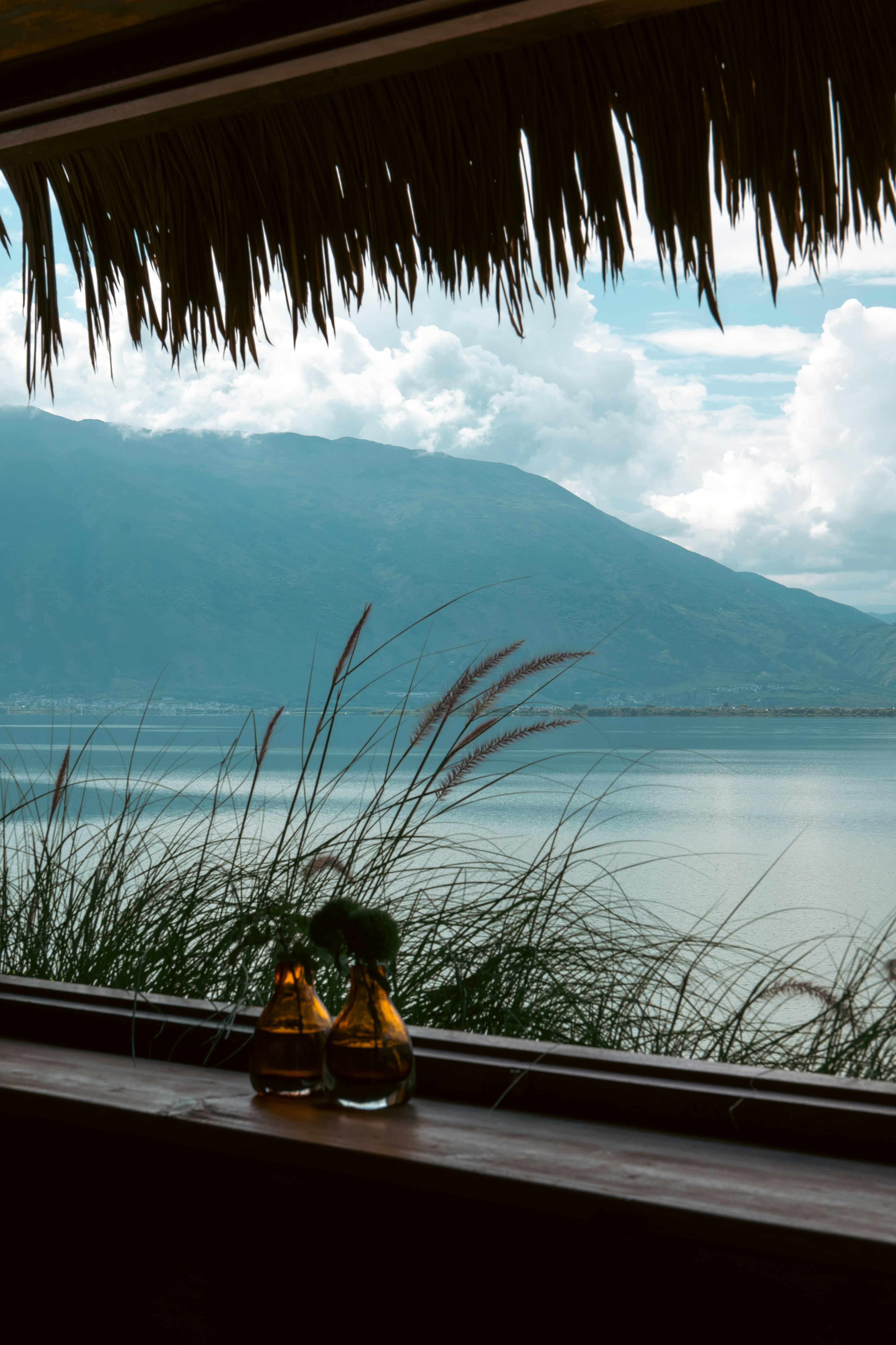 Calm lake, serene nature, ilustrasi artikel Navigating the Storm: Strategies for Dealing with Difficult Family Members 7