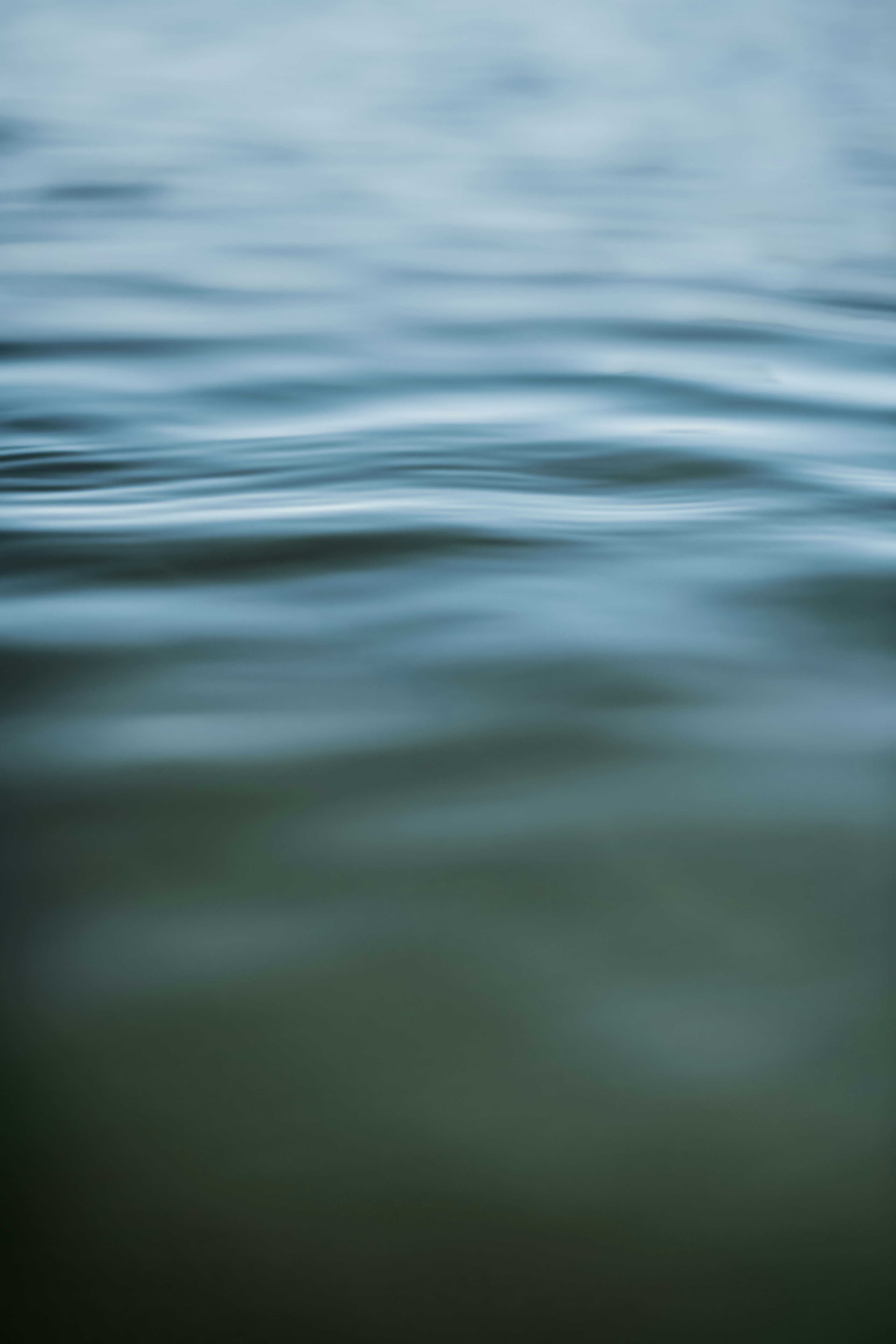 A blurry photo of a body of water