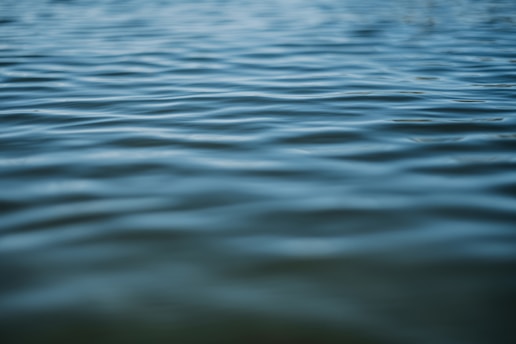 A blurry photo of a body of water
