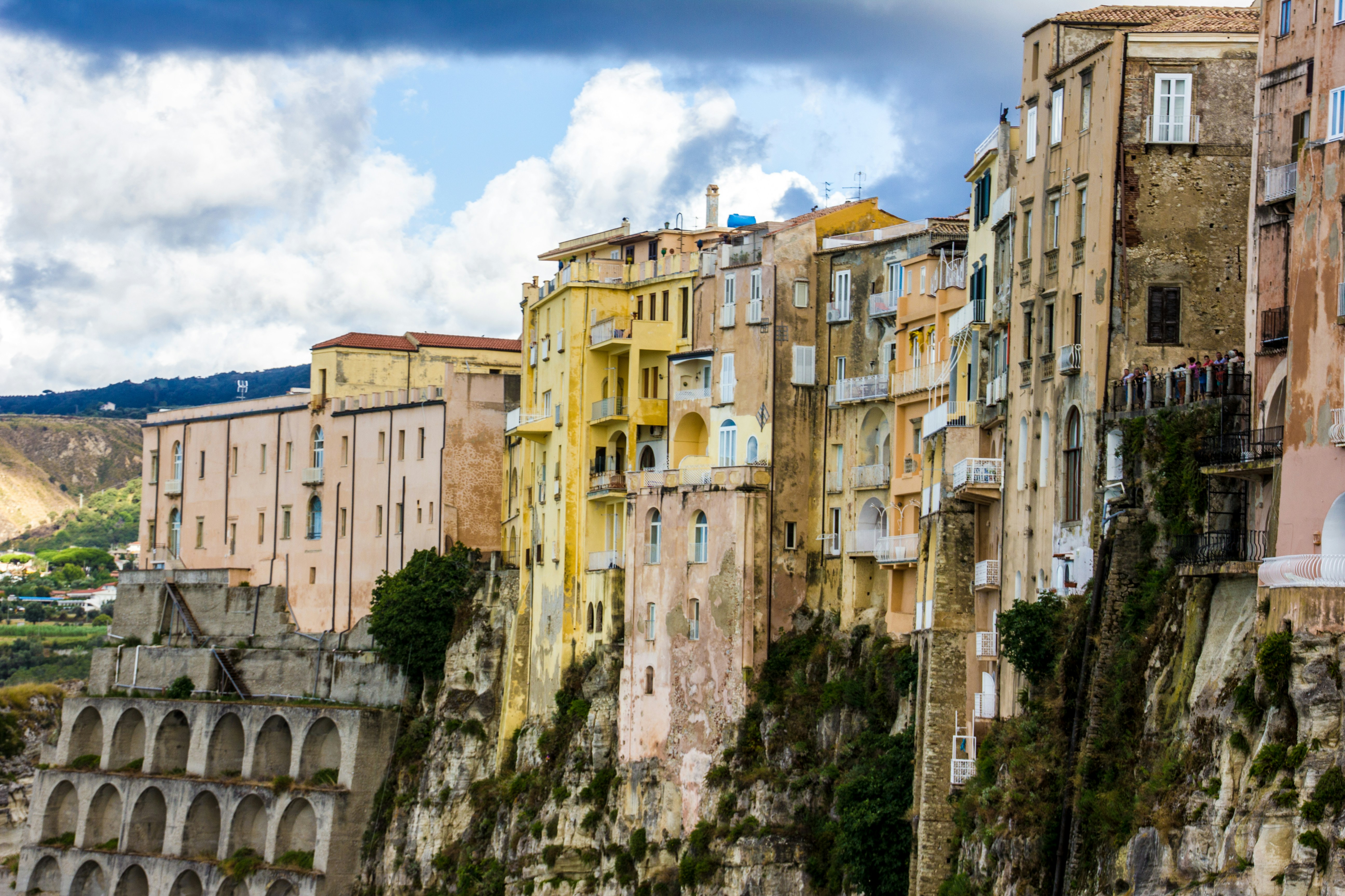 Un gruppo di edifici seduti in cima a una scogliera