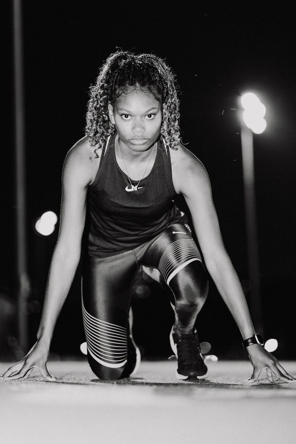 Atleta em posição de largada em foto preto e branco
