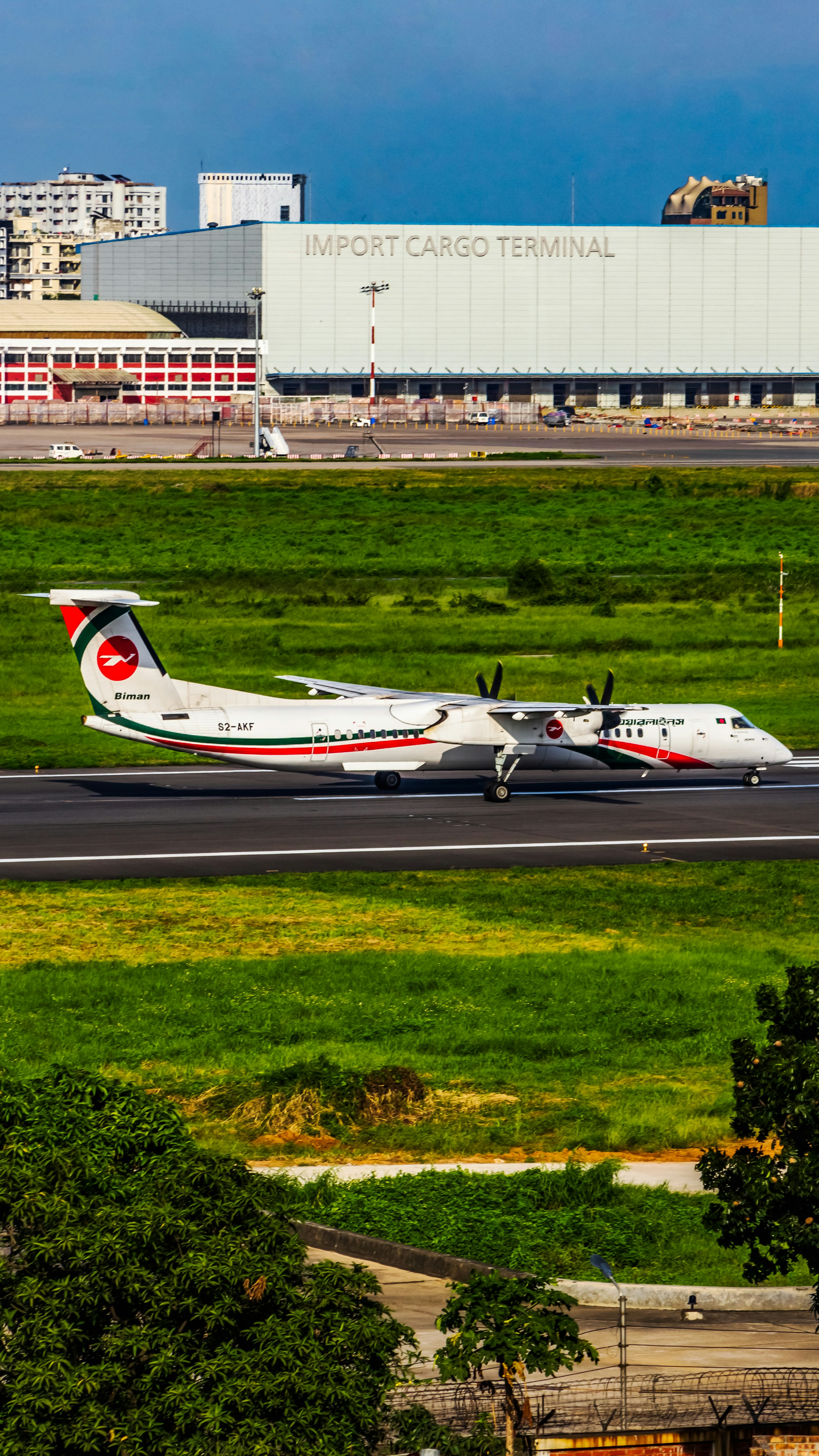 A large jetliner sitting on top of an airport runway