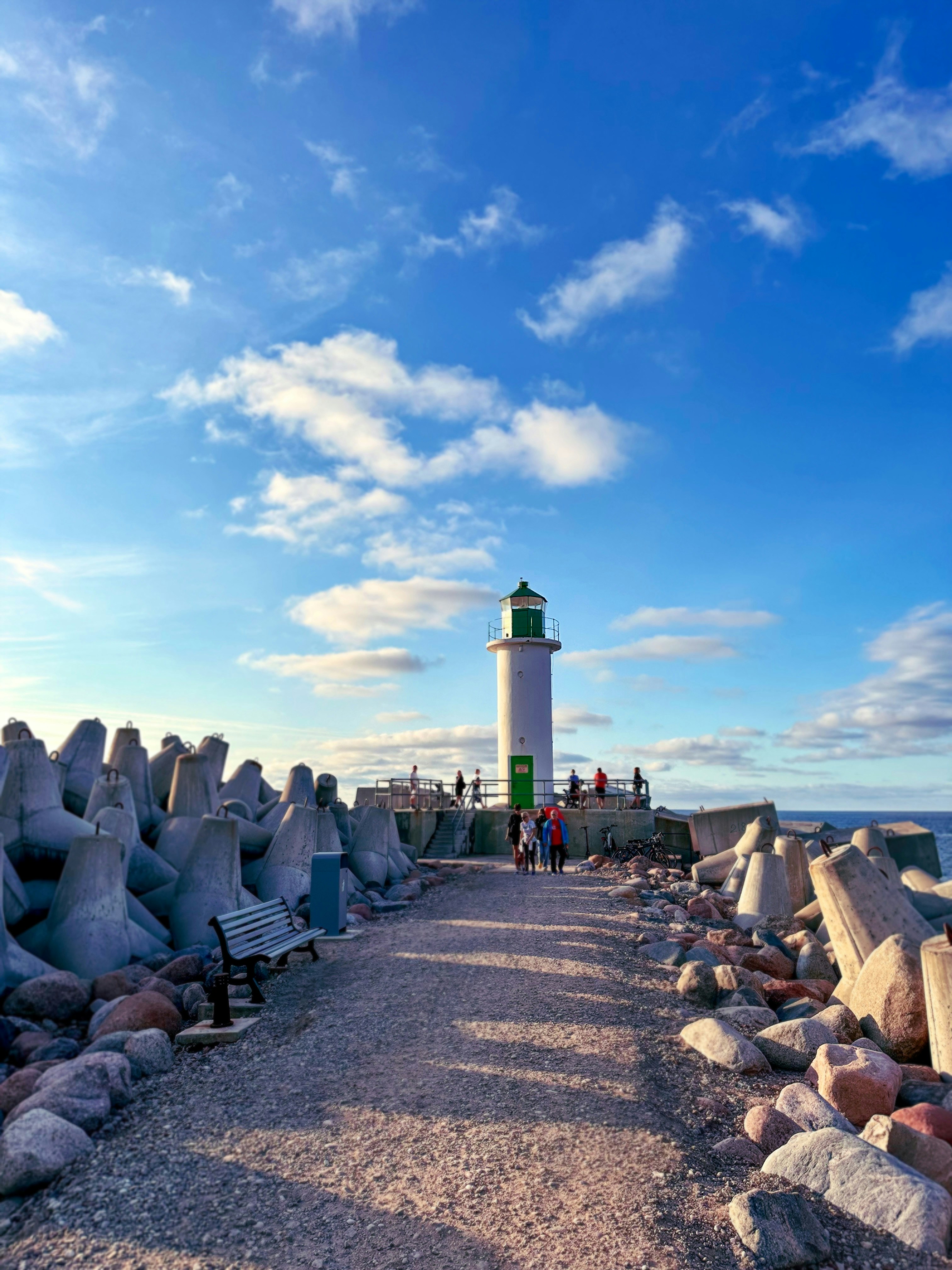 Sebuah rumah mercusuar yang duduk di atas pantai berpasir
