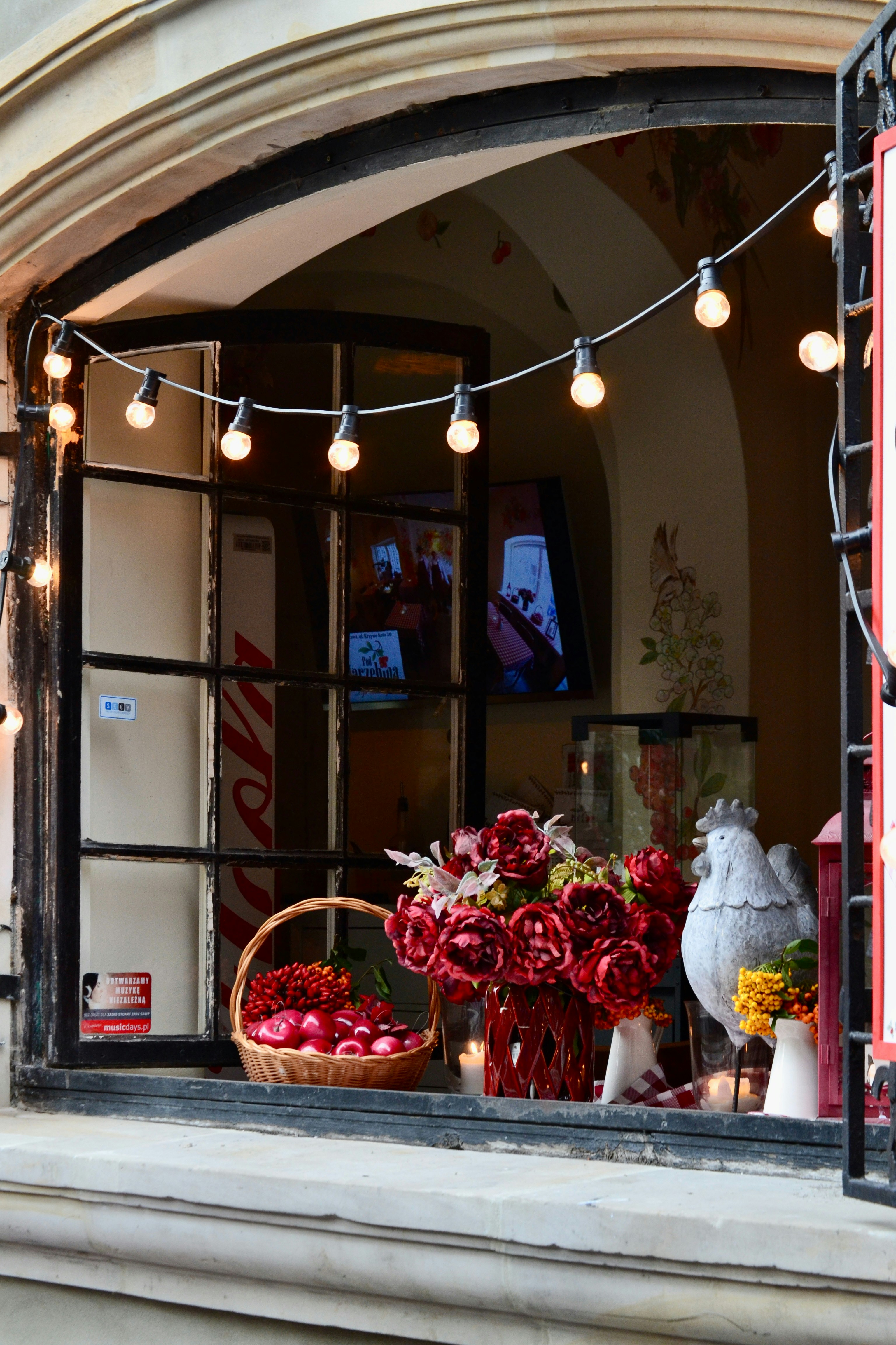 Jendela dengan seikat bunga di dalamnya