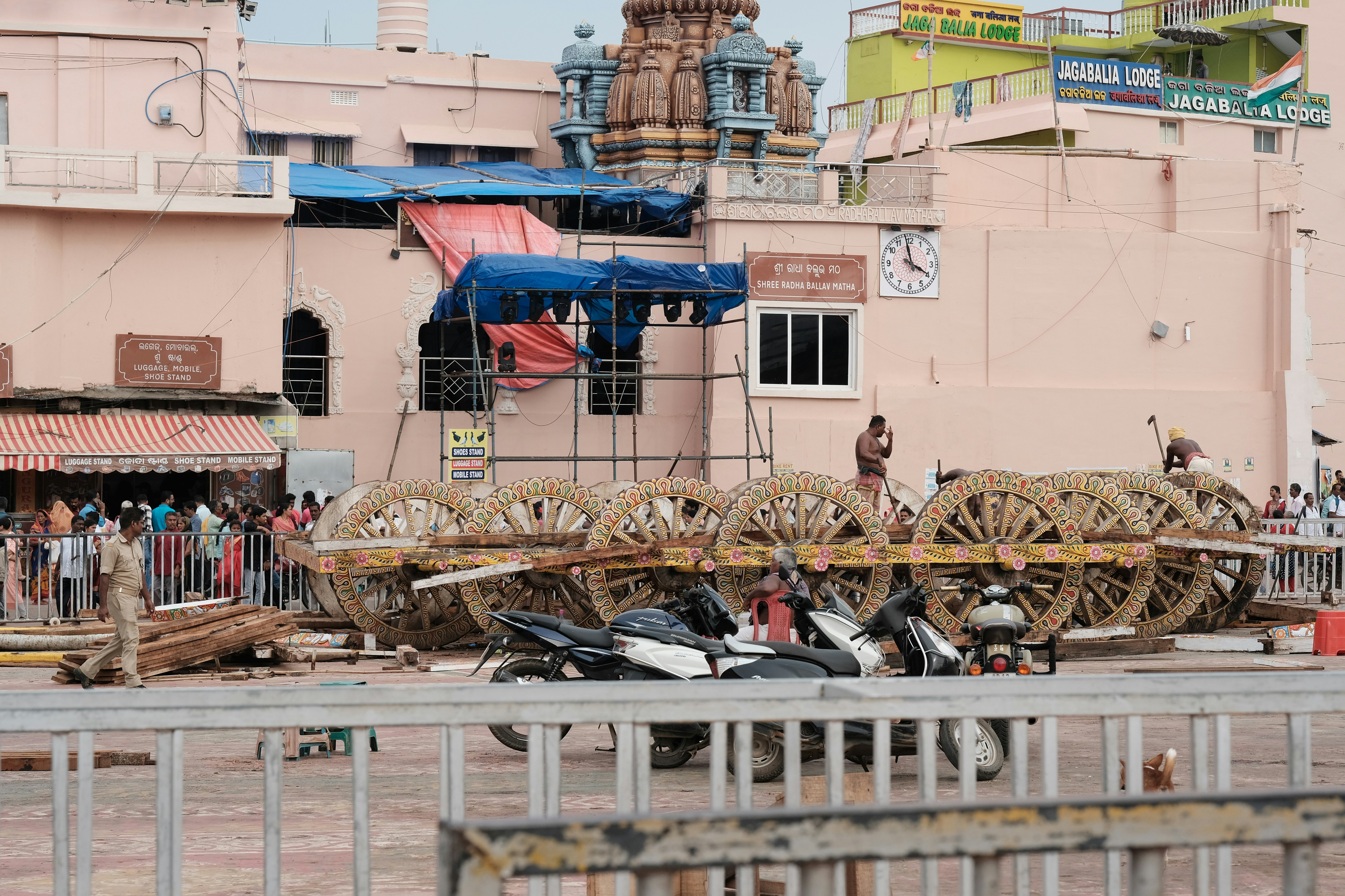 Puri में बाहुड़ा यात्रा के दौरान श्रद्धालुओं की भारी भीड़, जिसमें कुछ लोग एक बेहोश व्यक्ति को उठाने की कोशिश कर रहे हैं।