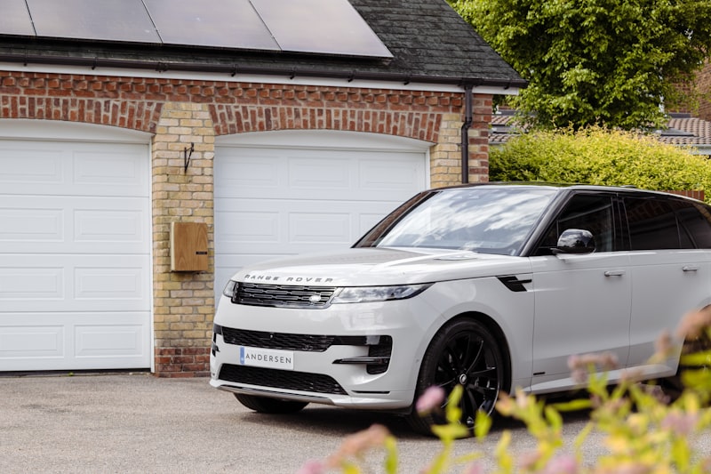 Auto voor een woning met laadpunt