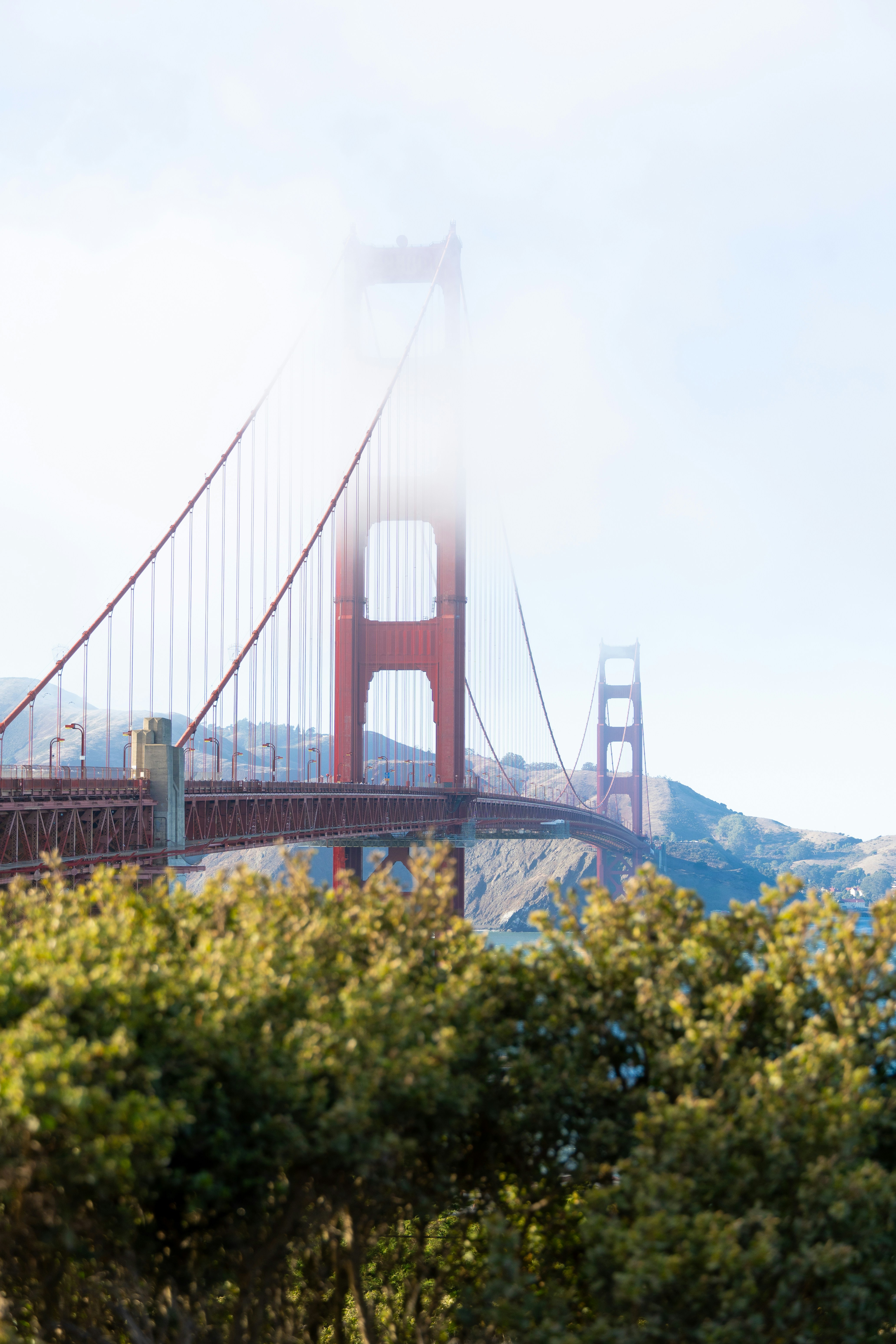 Une vue de loin sur le Golden Gate Bridge