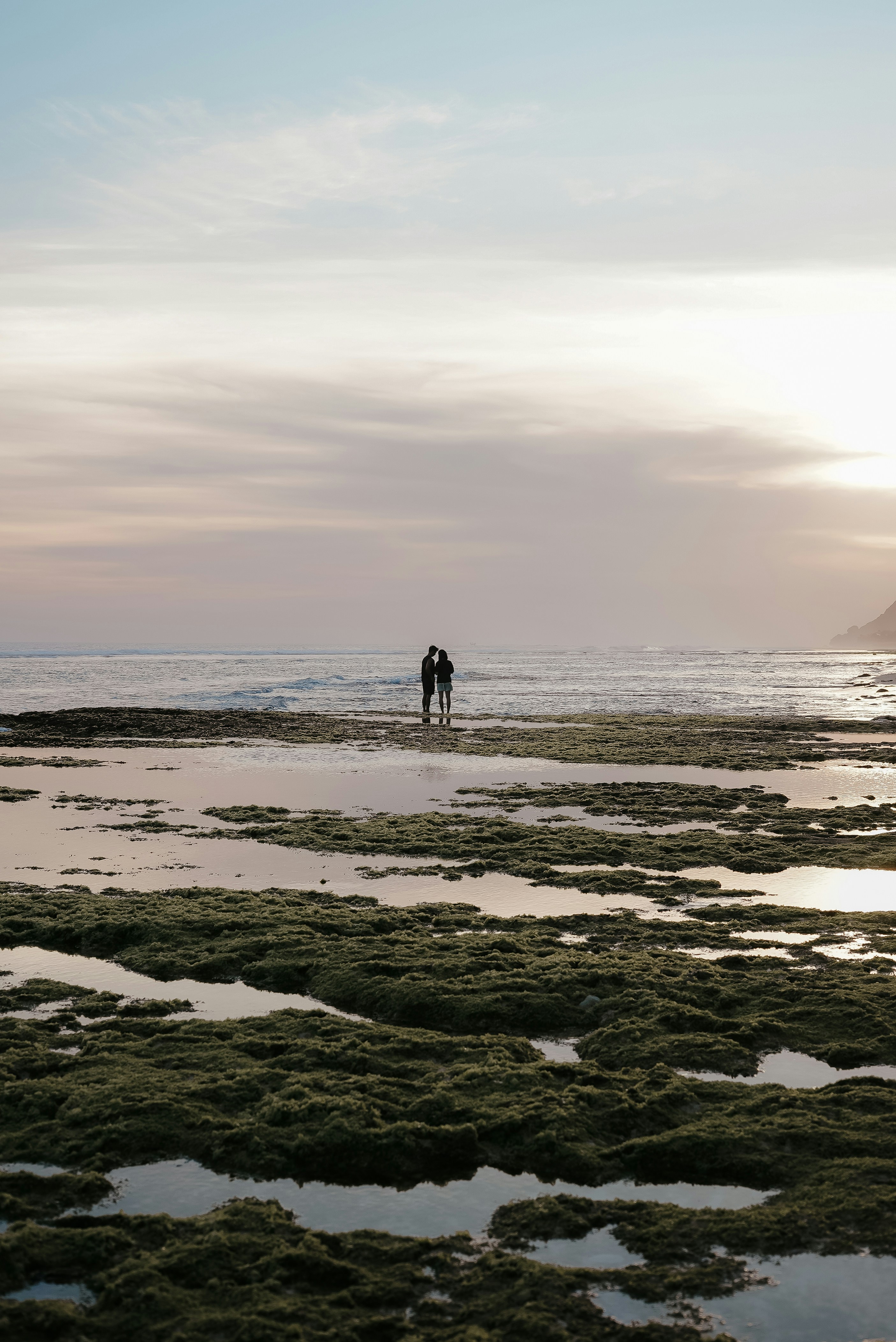 beach sunset couple, ilustrasi artikel Secretly Blissful: Your Ultimate Guide to Planning a Surprise Honeymoon 1