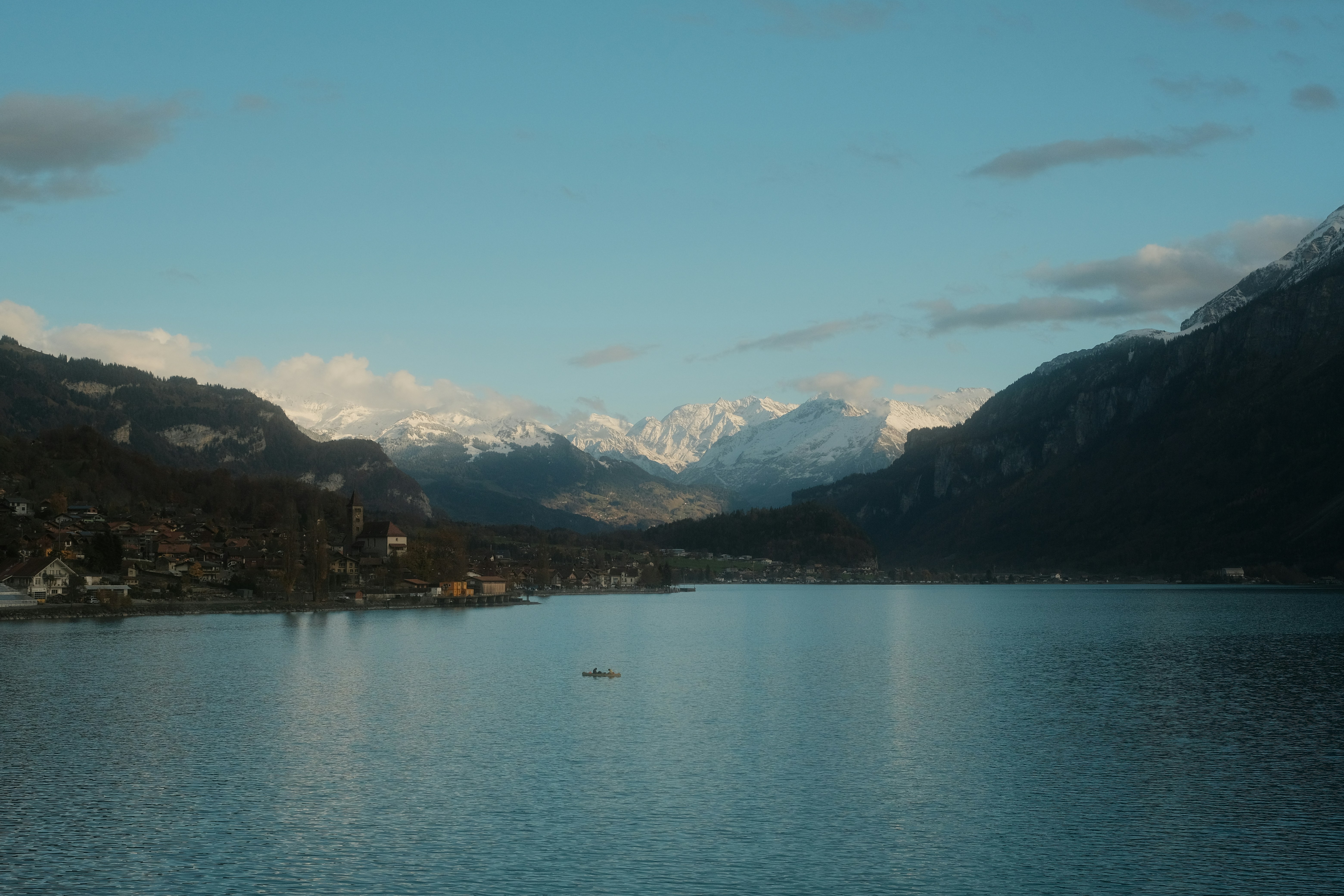 Un grand plan d’eau entouré de montagnes