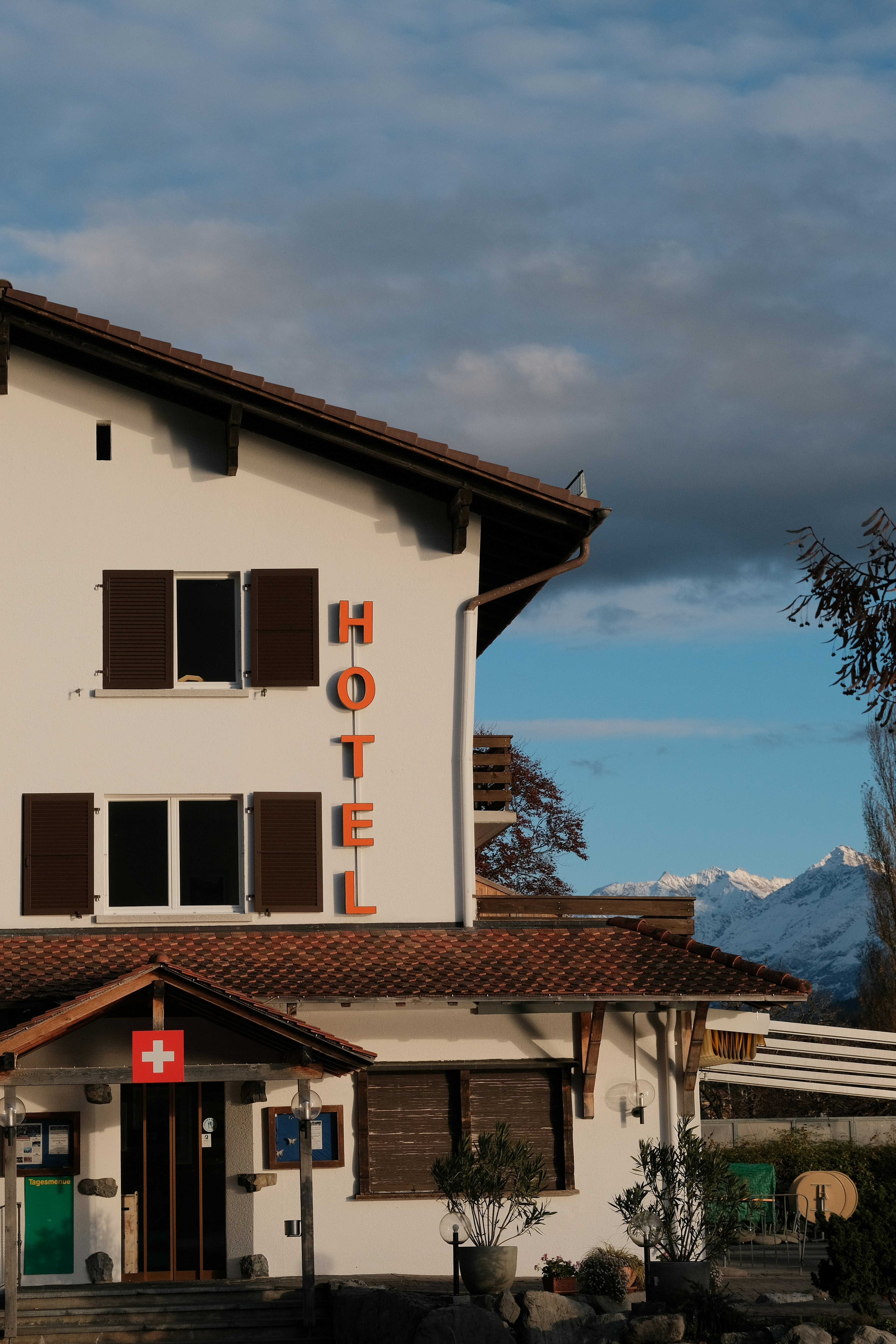Un grand bâtiment blanc avec un panneau sur la façade