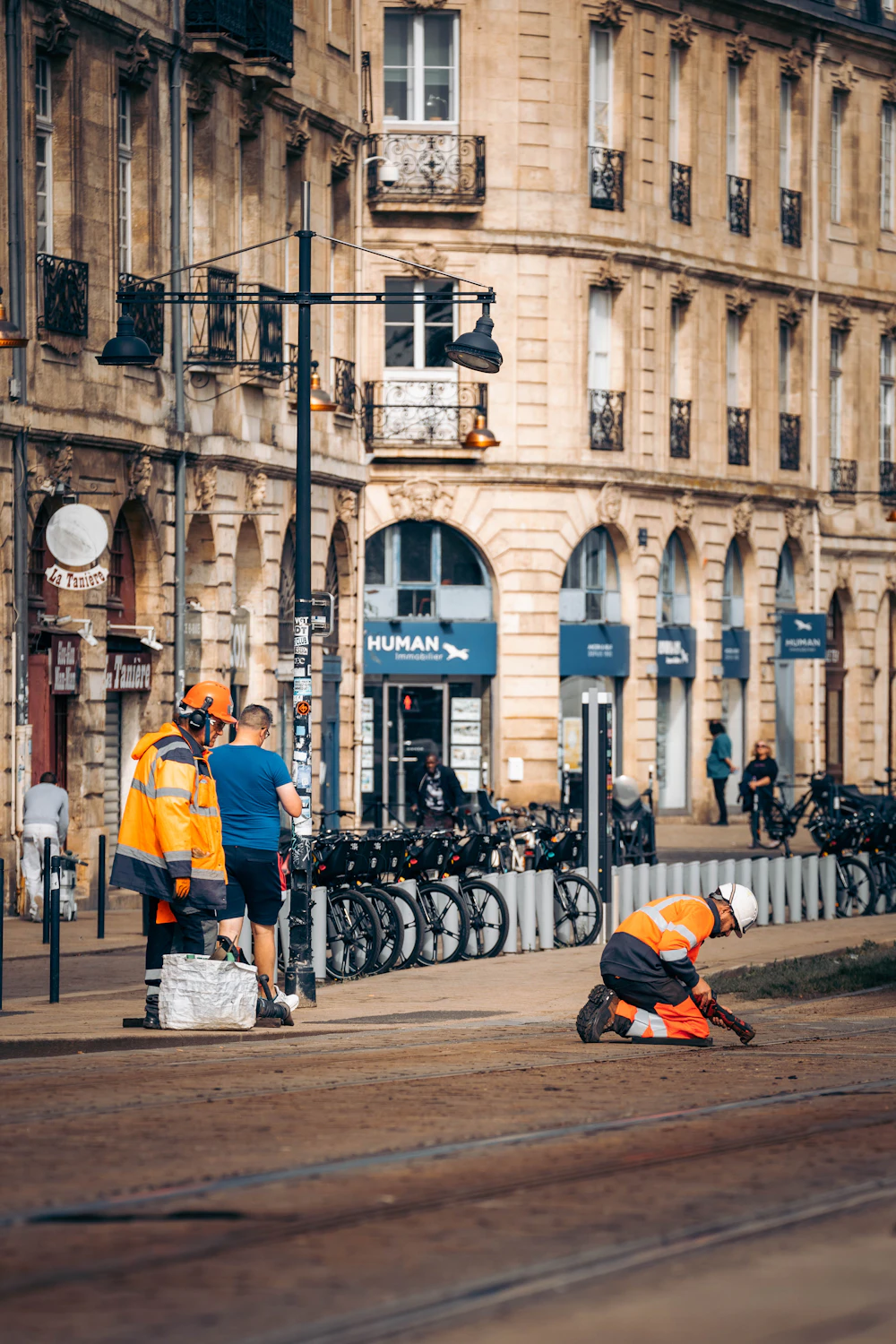 Ouvrier du bâtiment en gilet de chantier au travail sur un site.