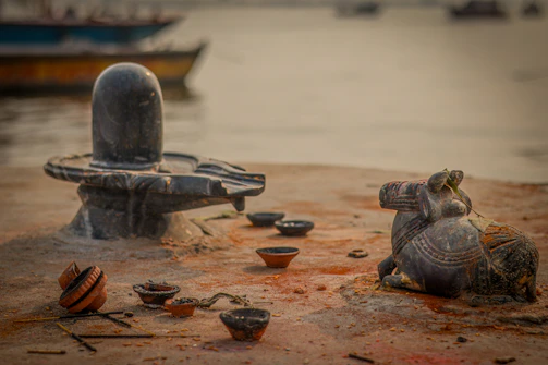 A statue of a turtle sitting on top of a body of water