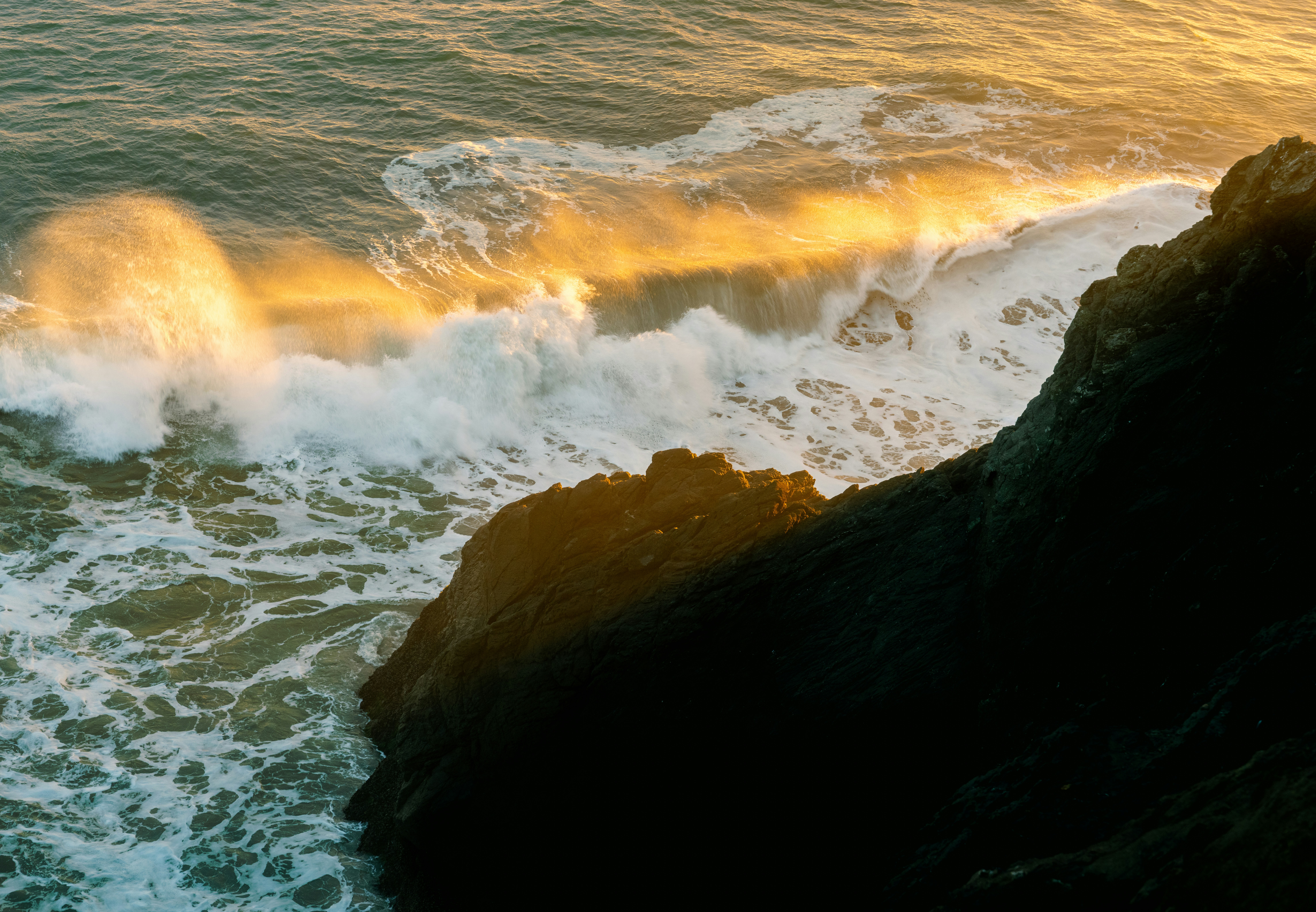A view of the ocean from a cliff