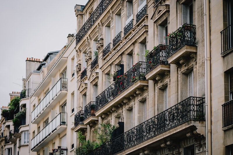 Rangée d'immeubles à balcons dans une ville française