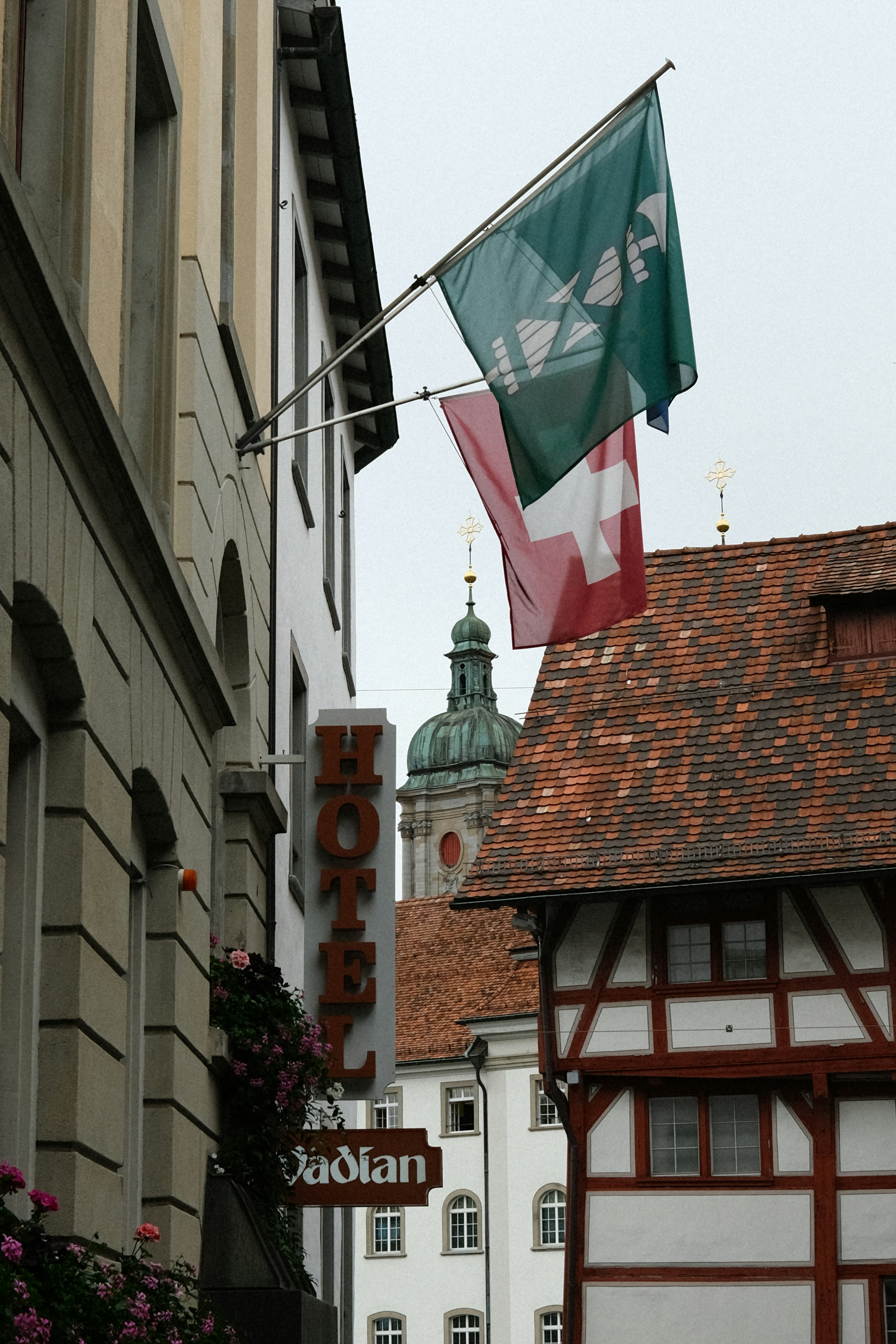 Ein Gebäude mit einer Flagge auf dem Dach