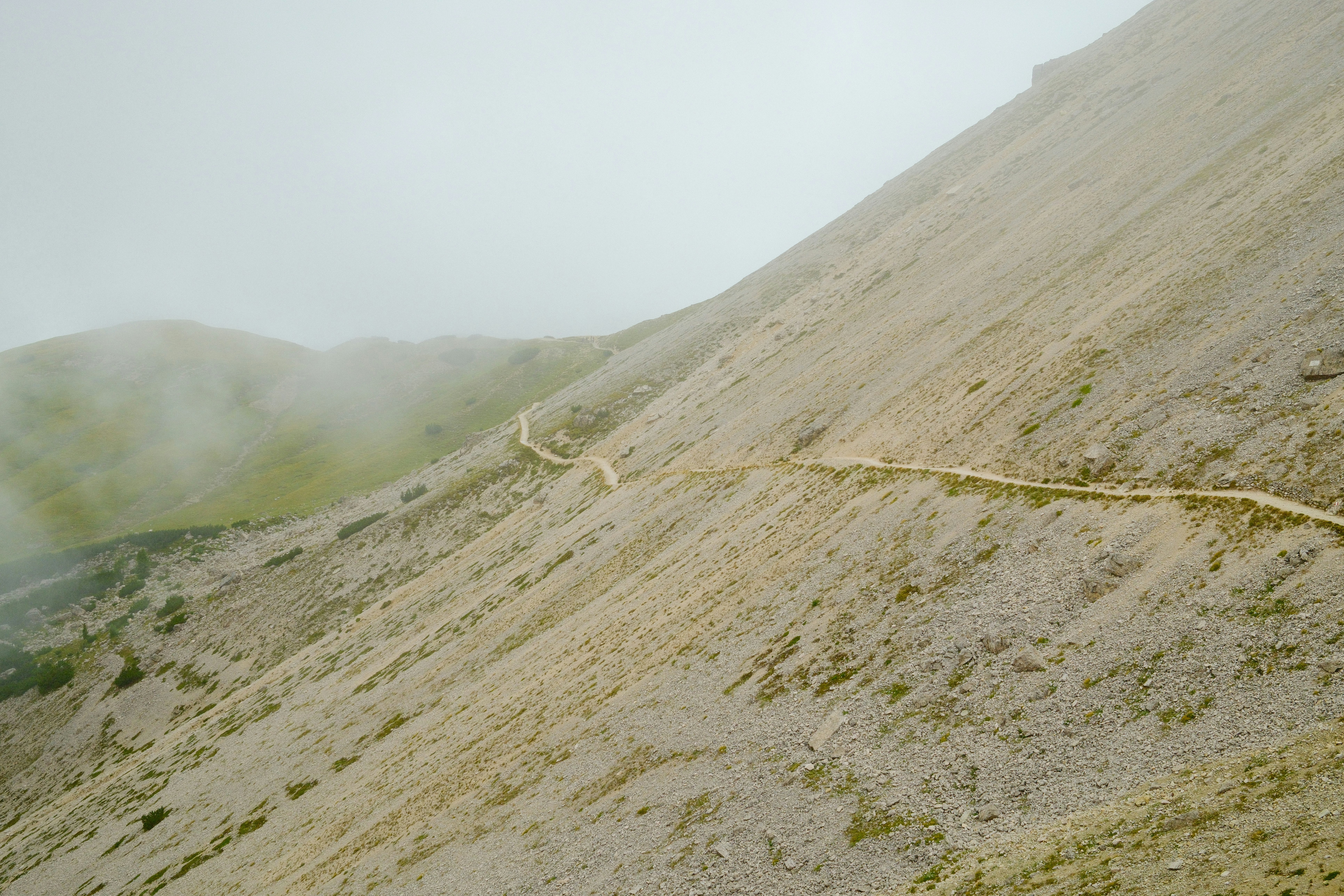 Un hombre montando una tabla de snowboard por la ladera de una montaña