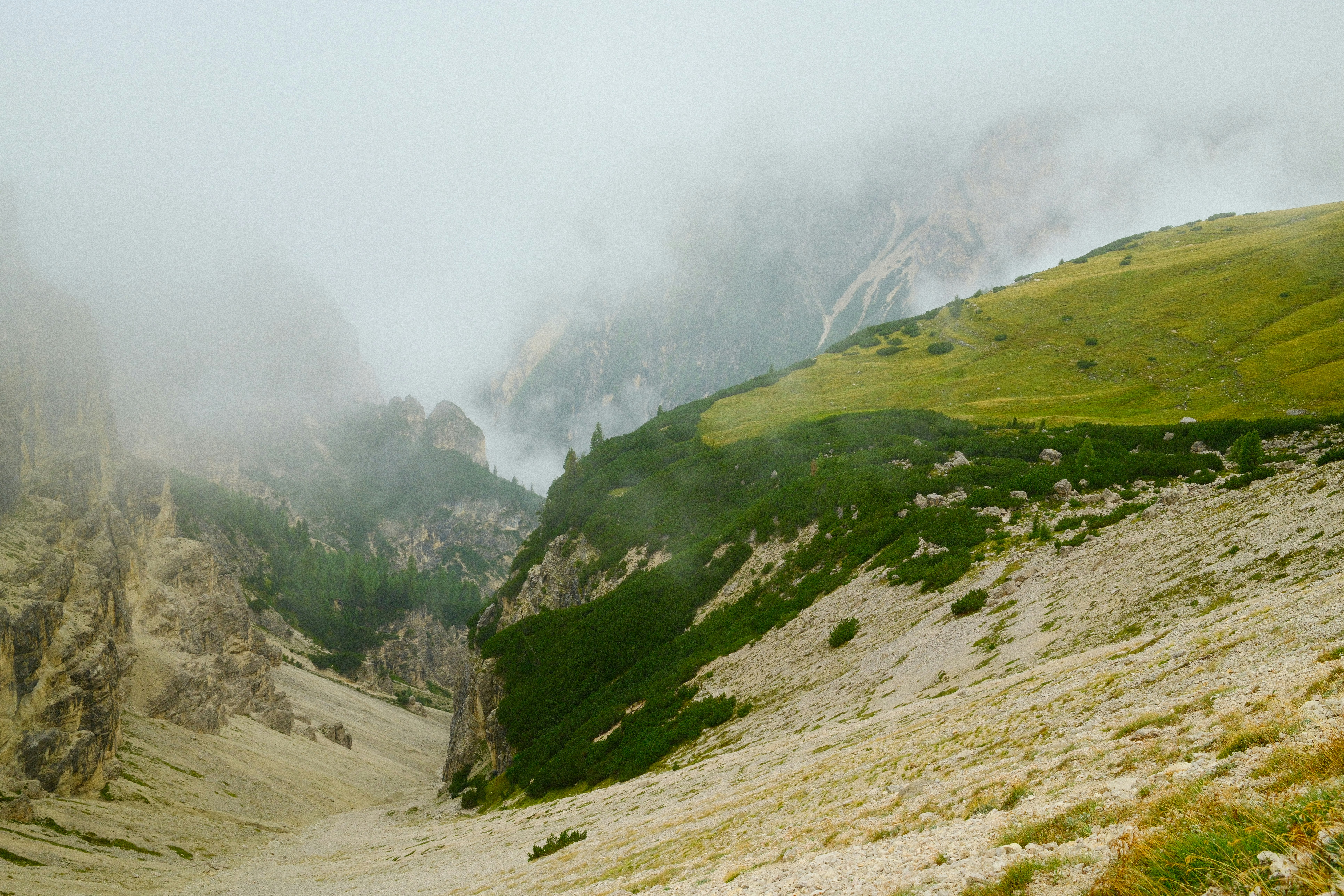 Un camino de tierra en medio de una montaña
