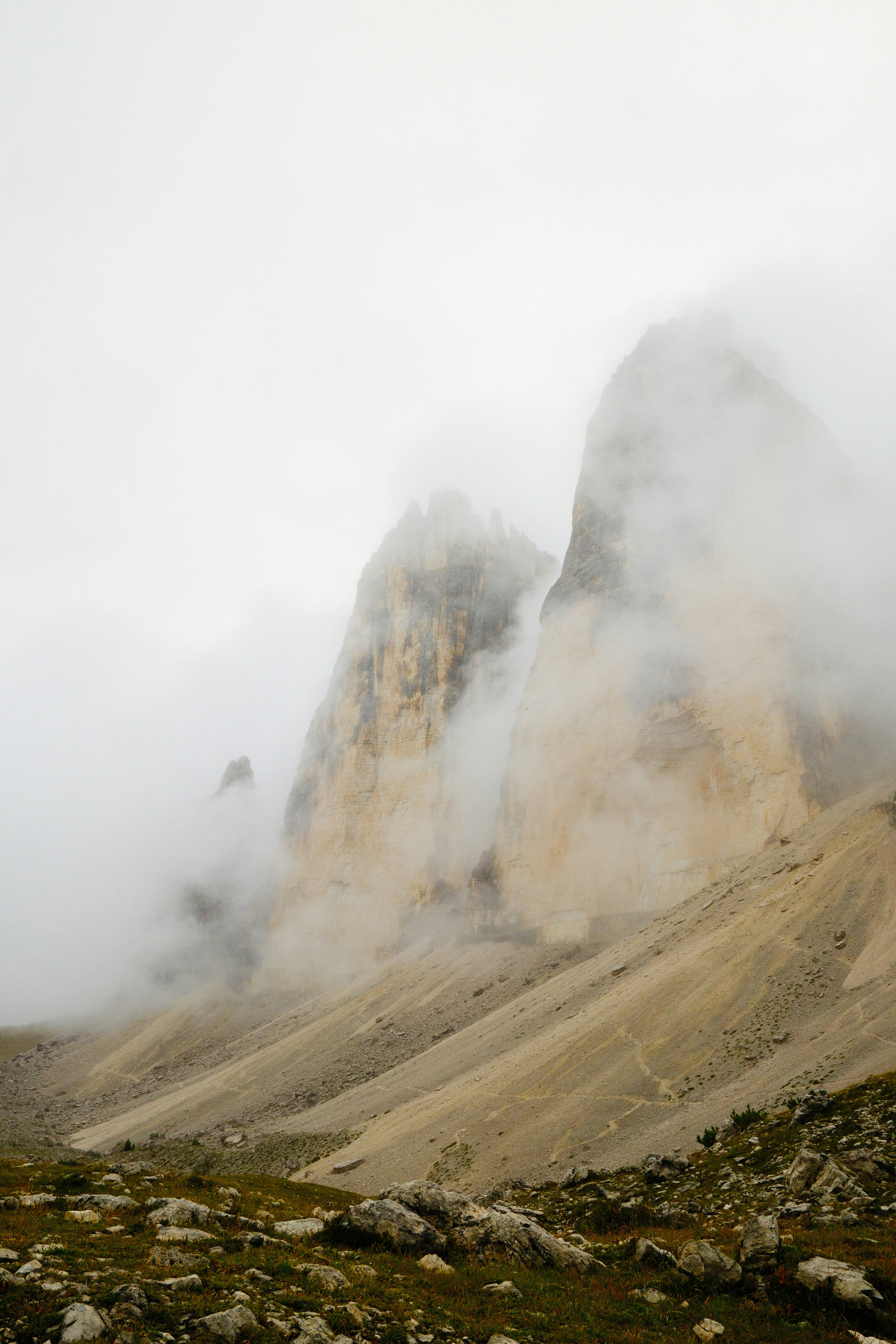 Una montaña cubierta de vapor y niebla en un día nublado
