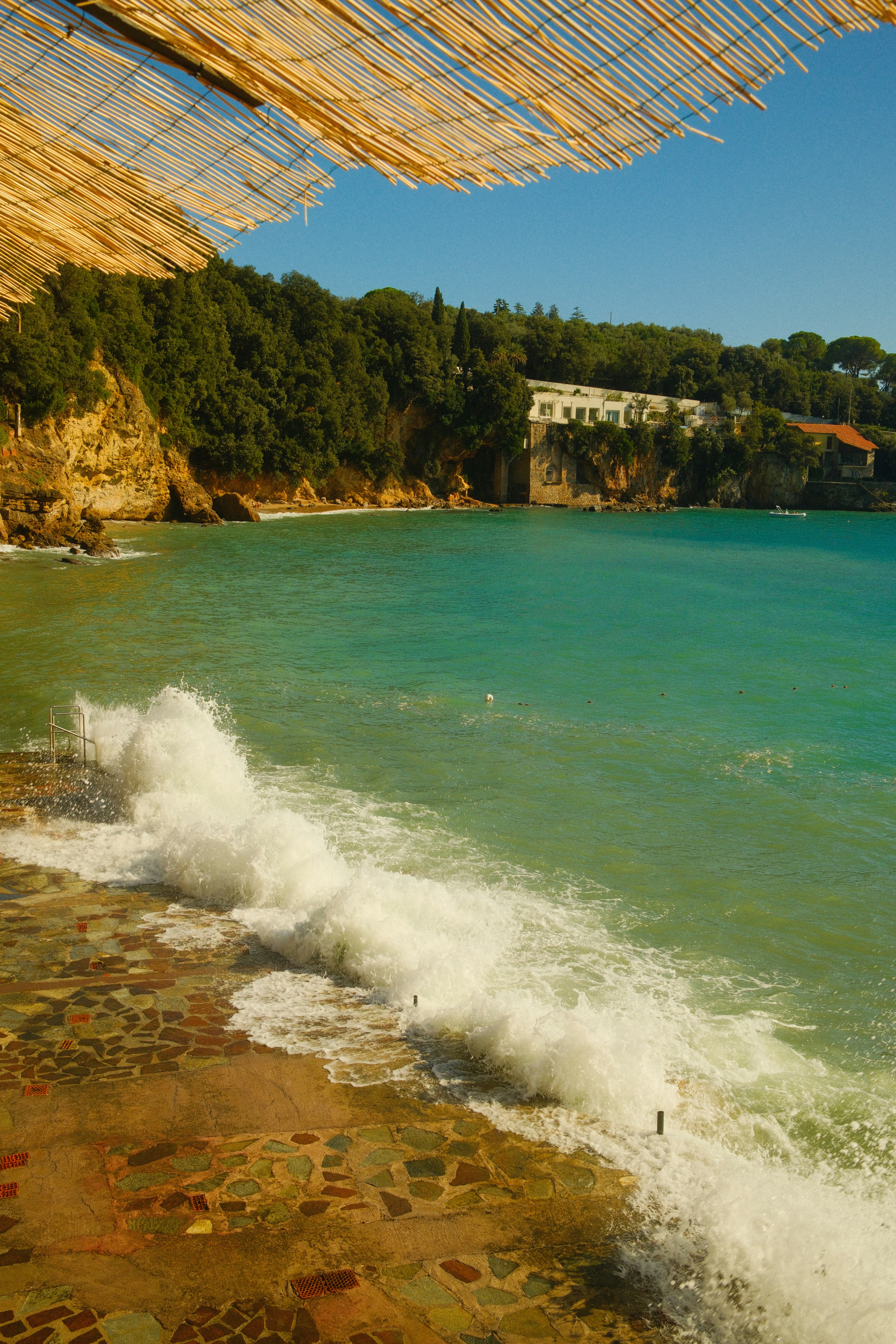 Una vista de una playa con agua azul clara