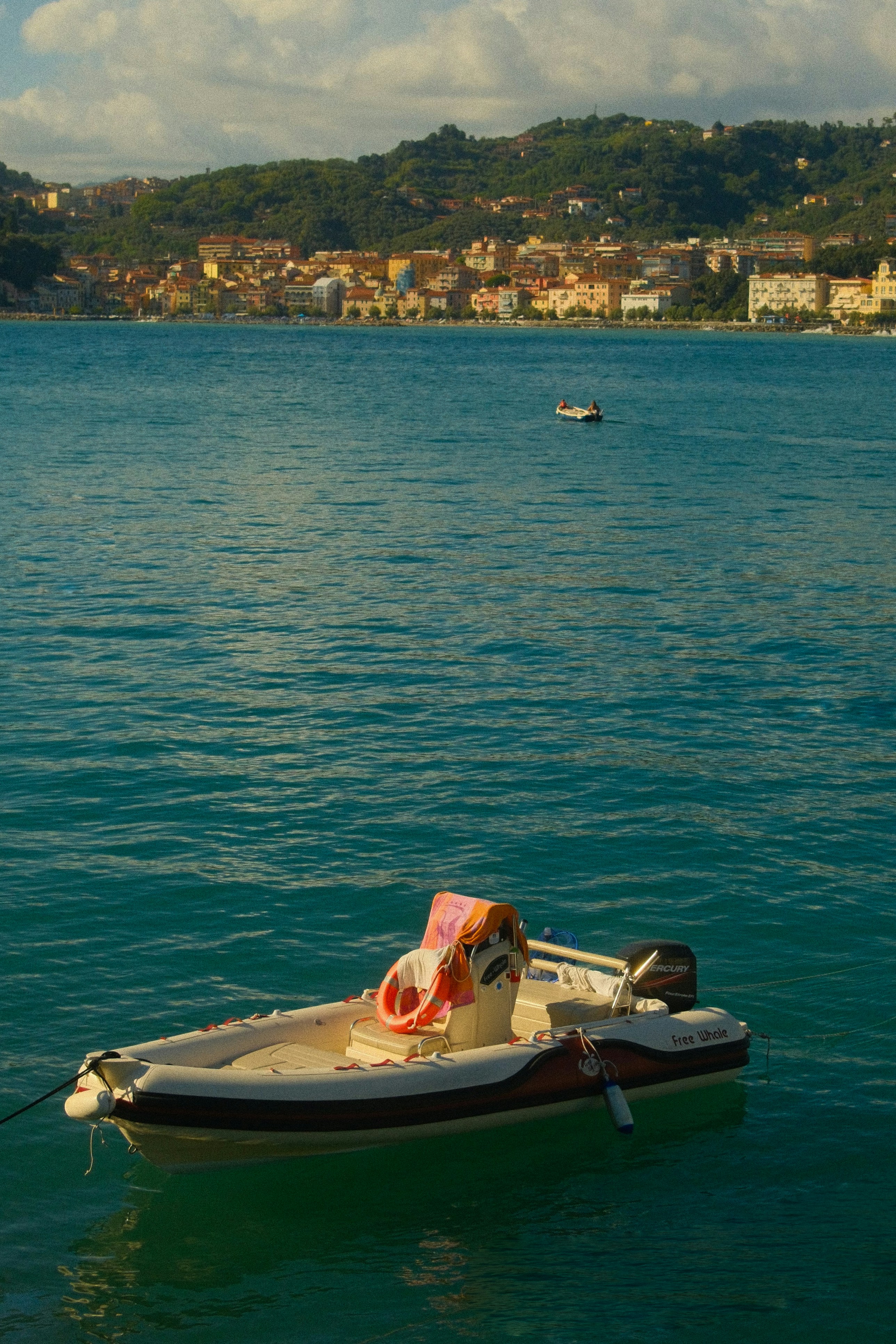 Un pequeño bote flotando sobre una gran masa de agua