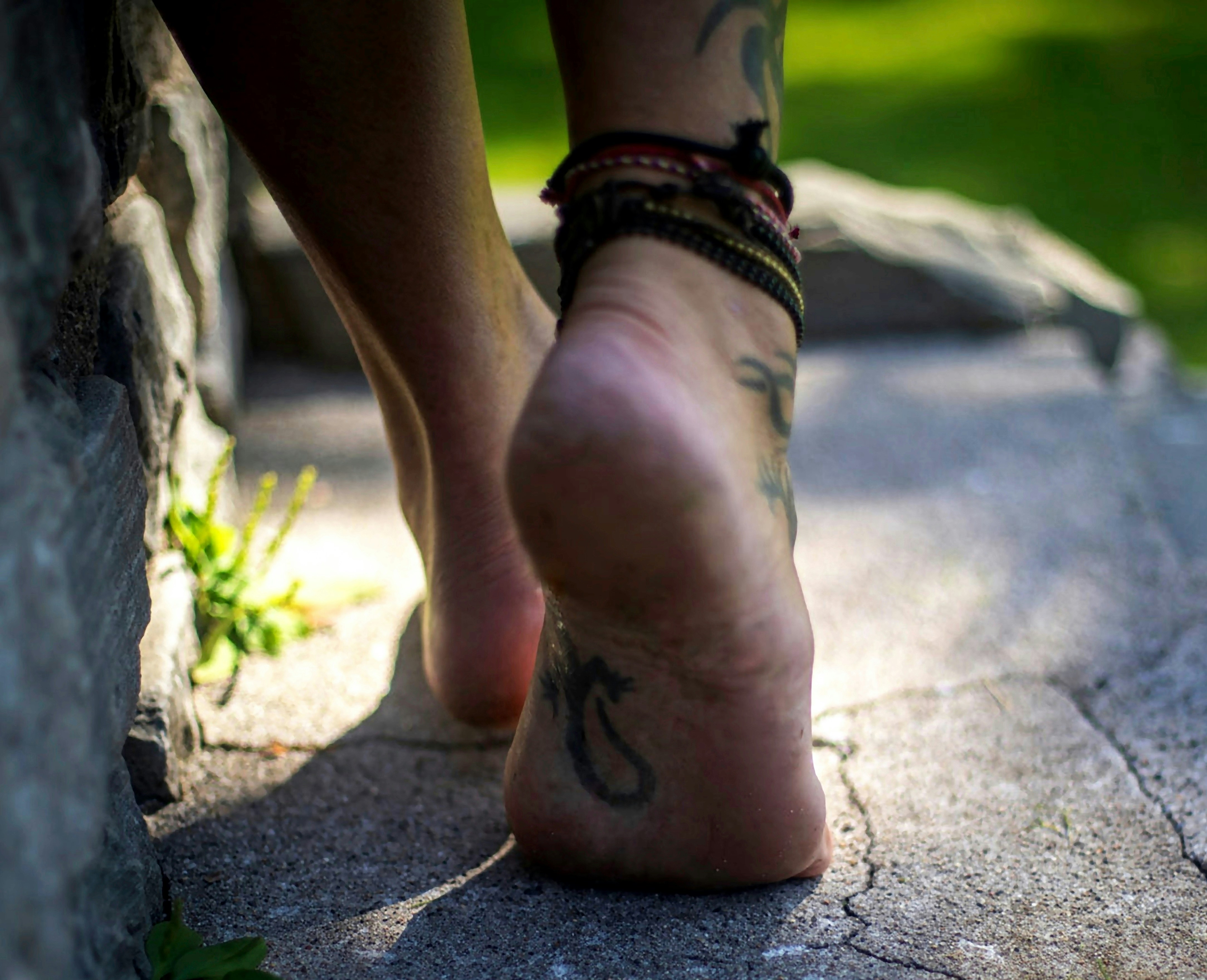 Un gros plan du pied d’une personne avec des tatouages