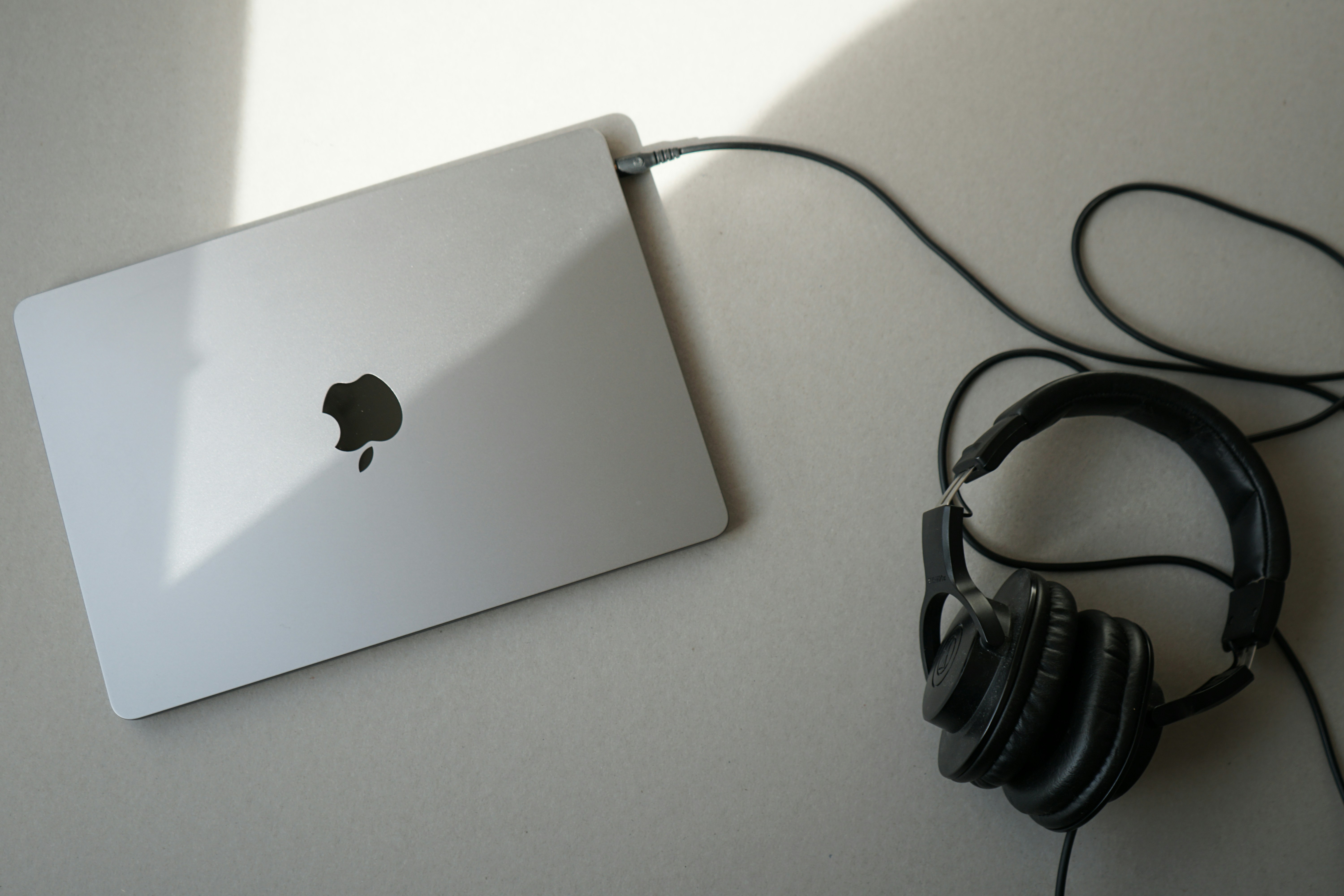 An apple laptop computer sitting on top of a table