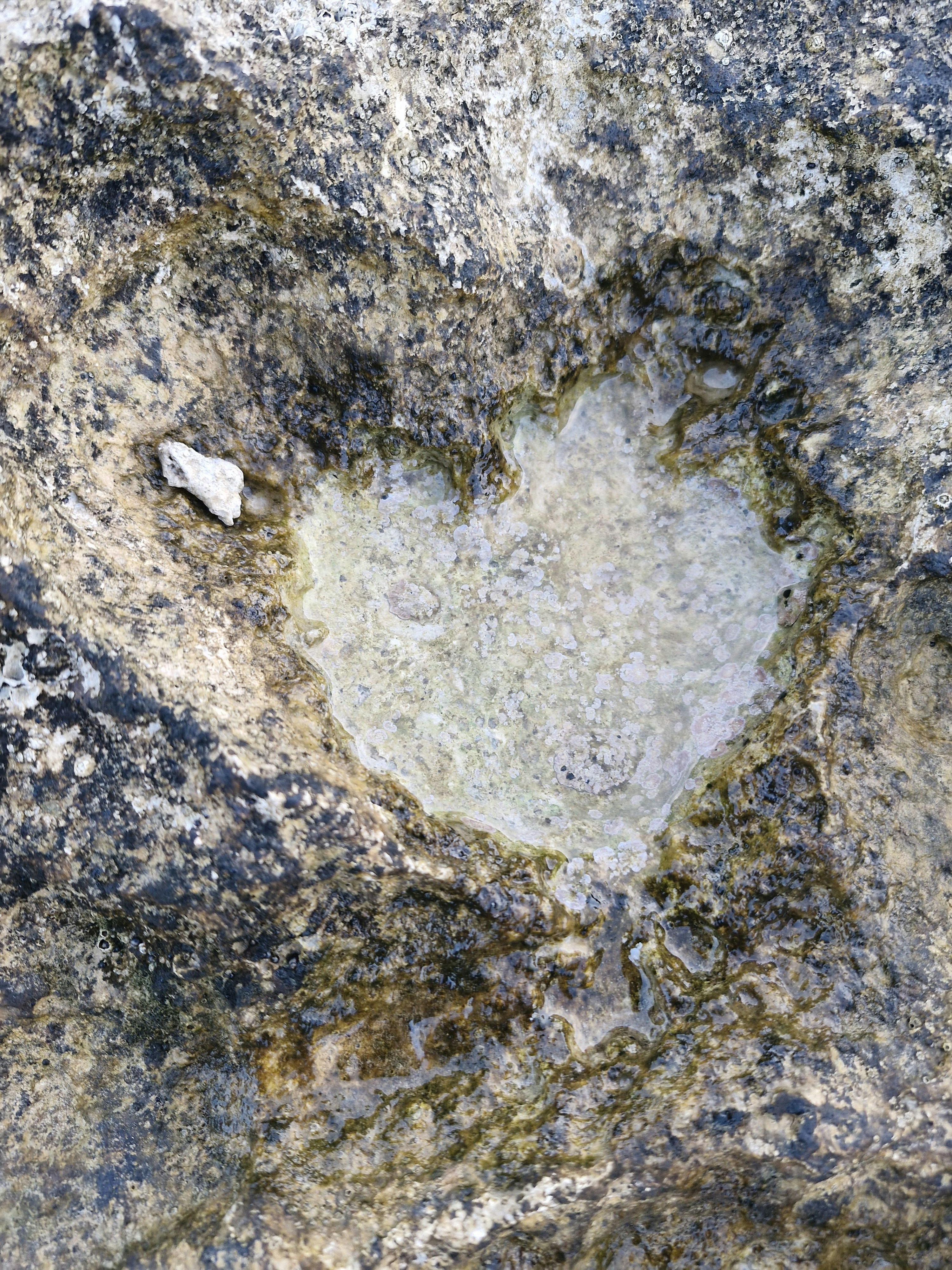 Una roccia con un buco a forma di cuore