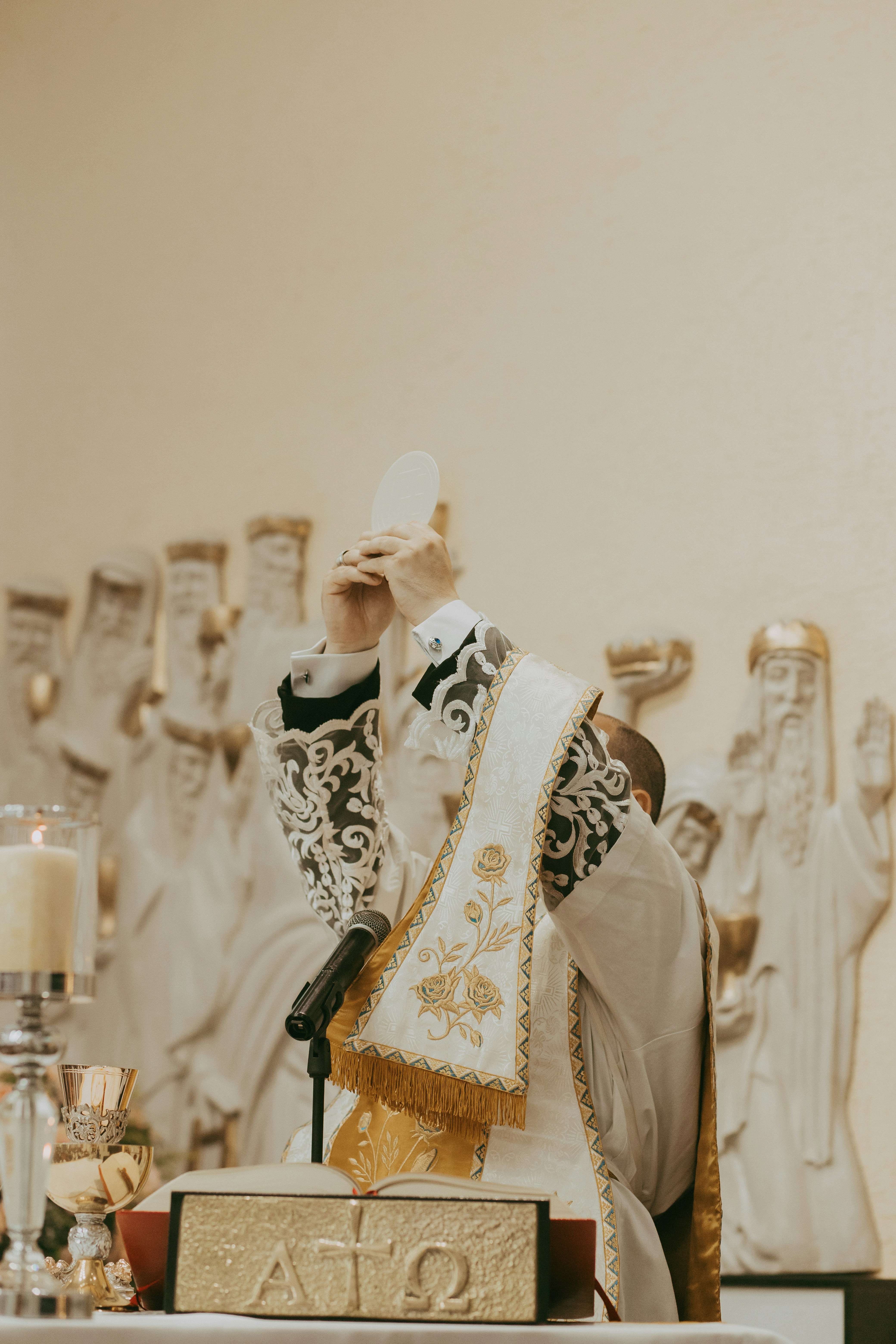 Un sacerdote de pie en un podio en una iglesia