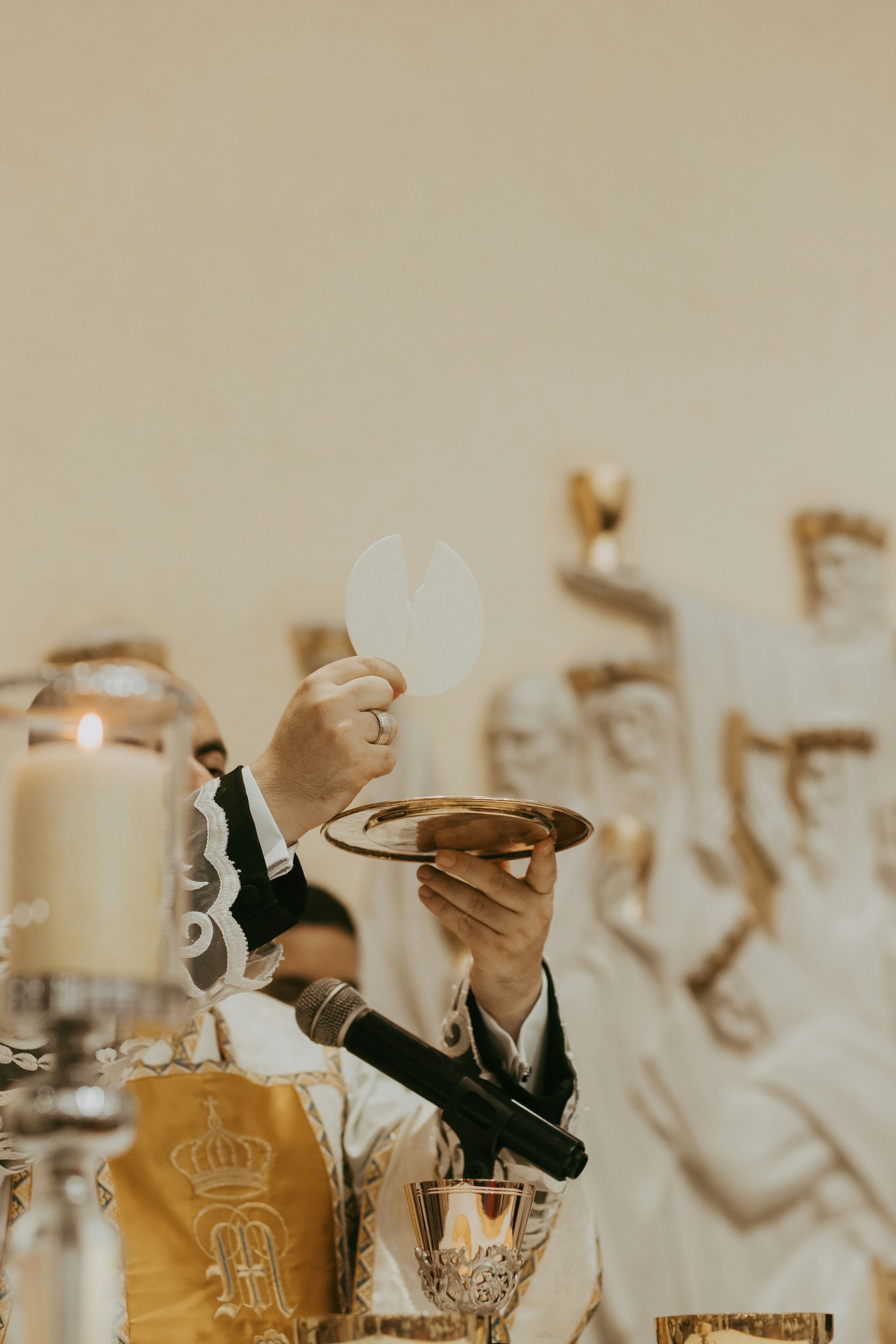 Un hombre con esmoquin sosteniendo un plato