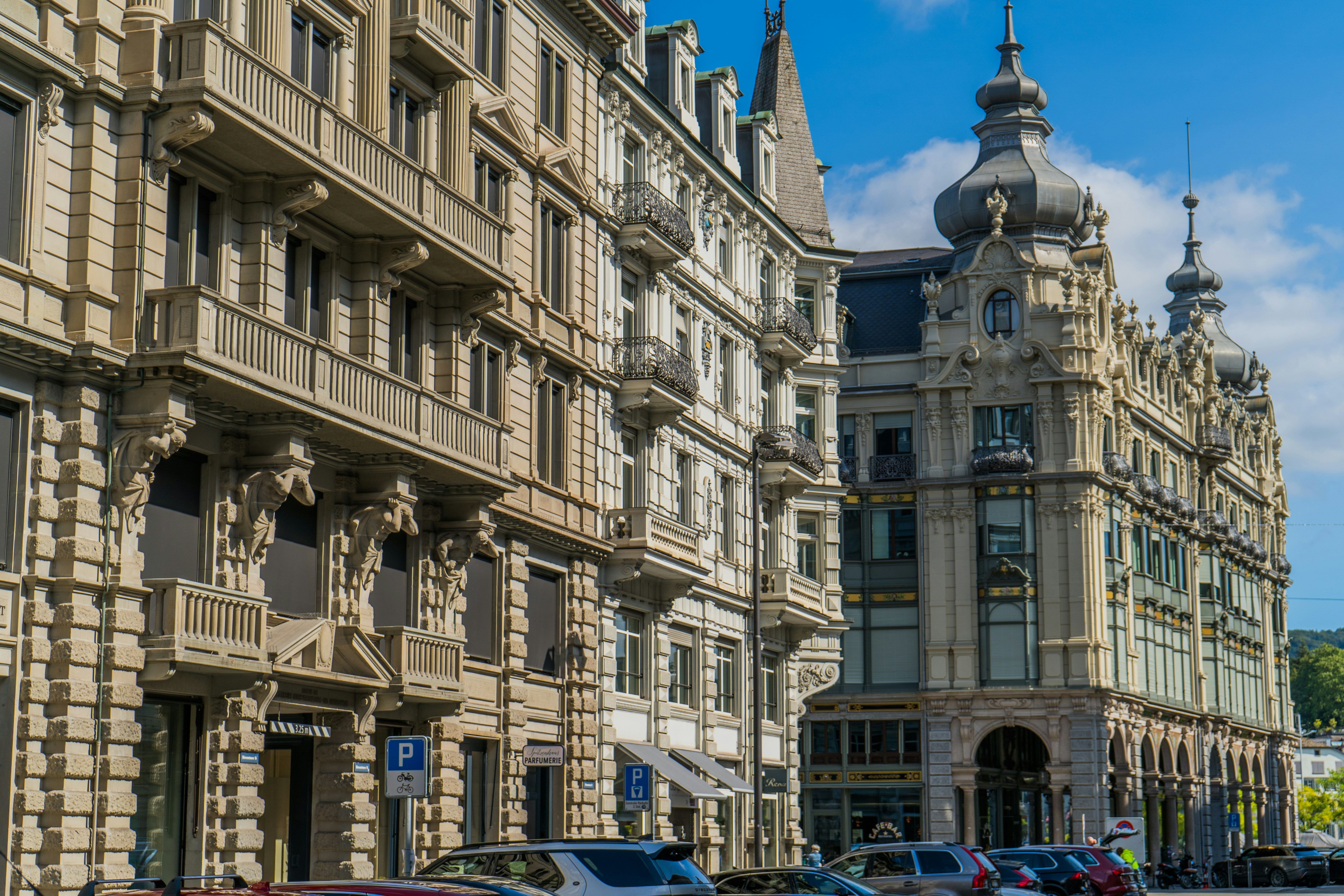 Uma fileira de edifícios em uma rua da cidade