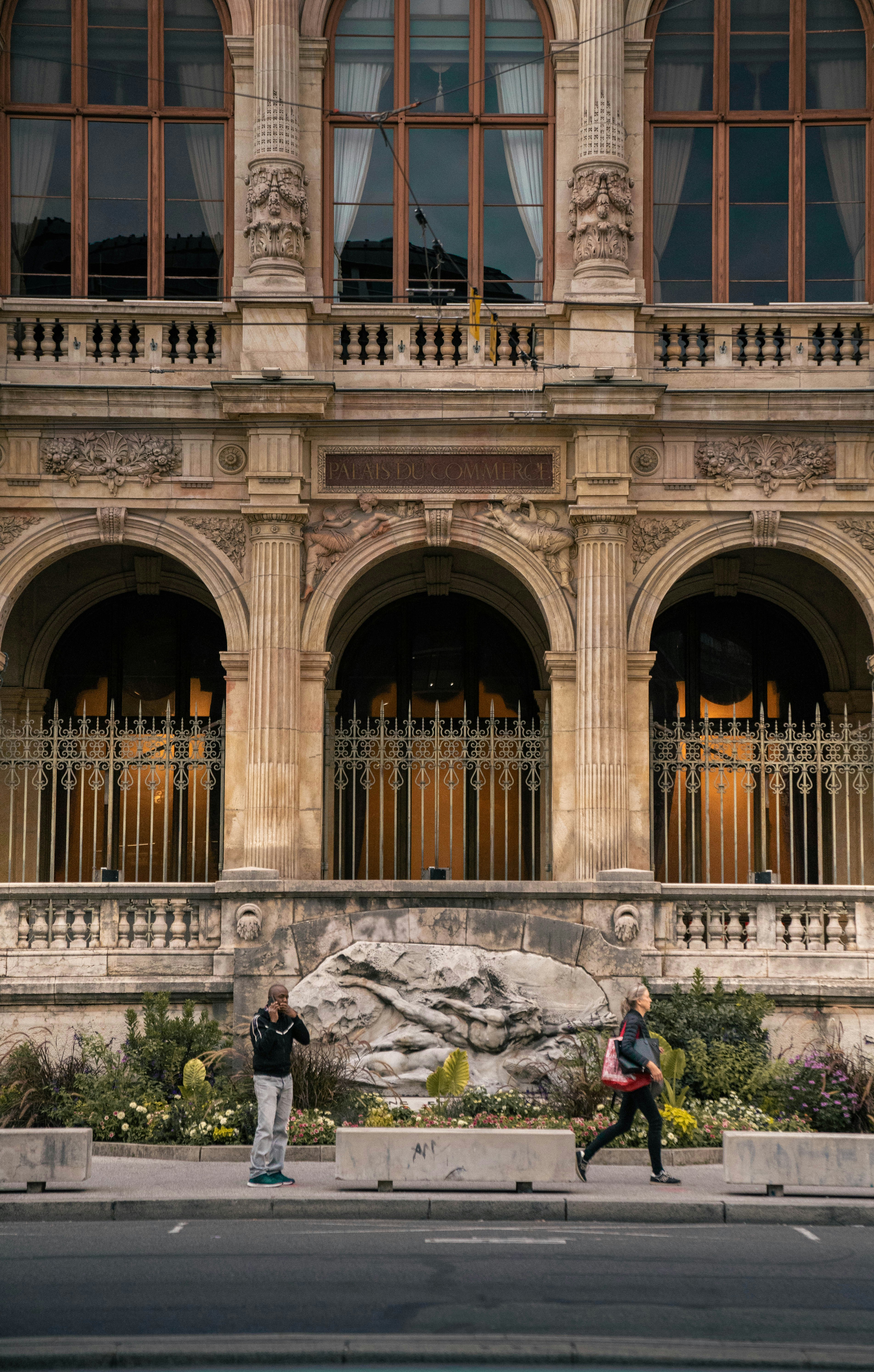 Quelques personnes qui se tiennent devant un bâtiment