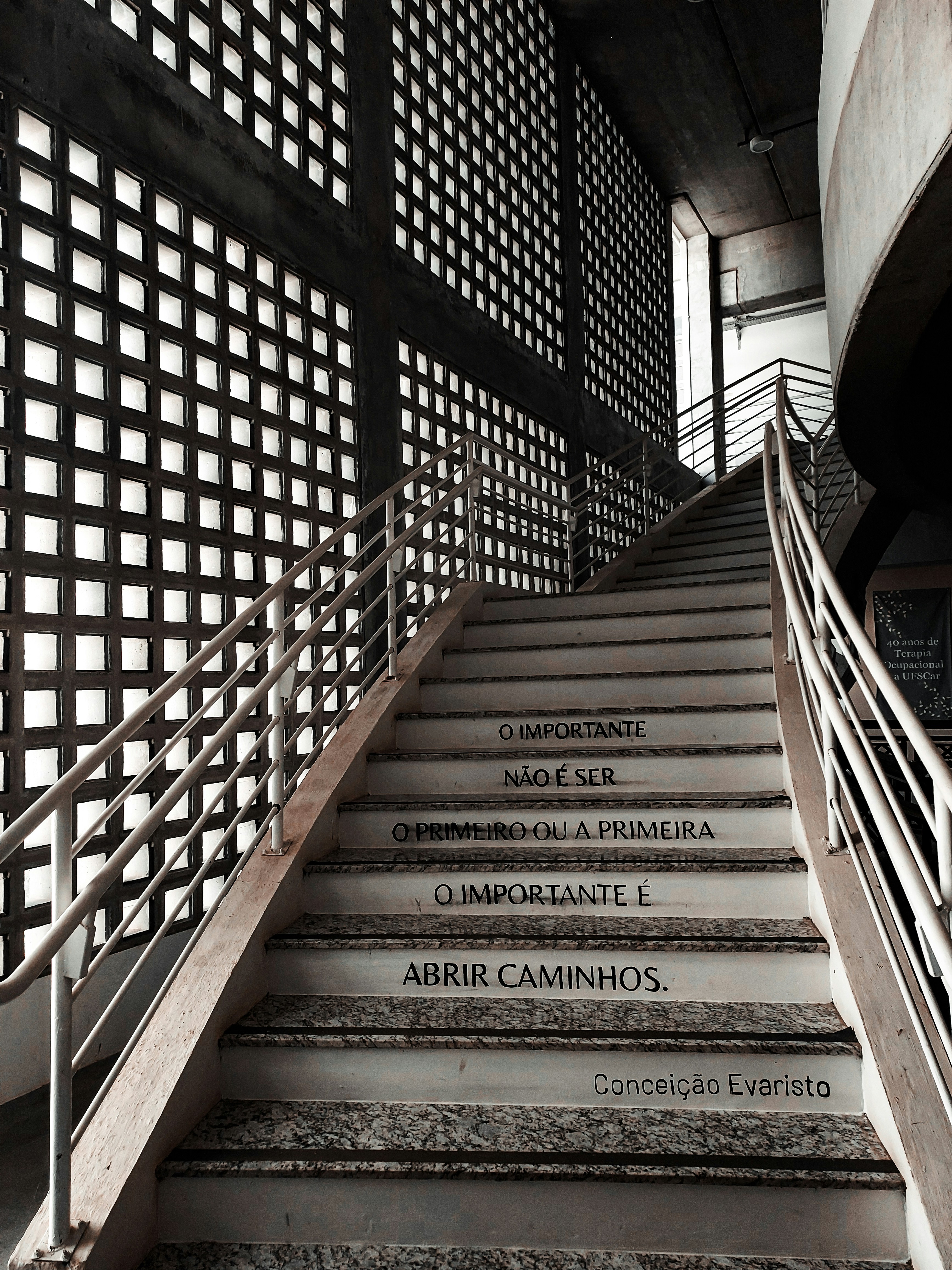 Um conjunto de escadas que levam a um edifício