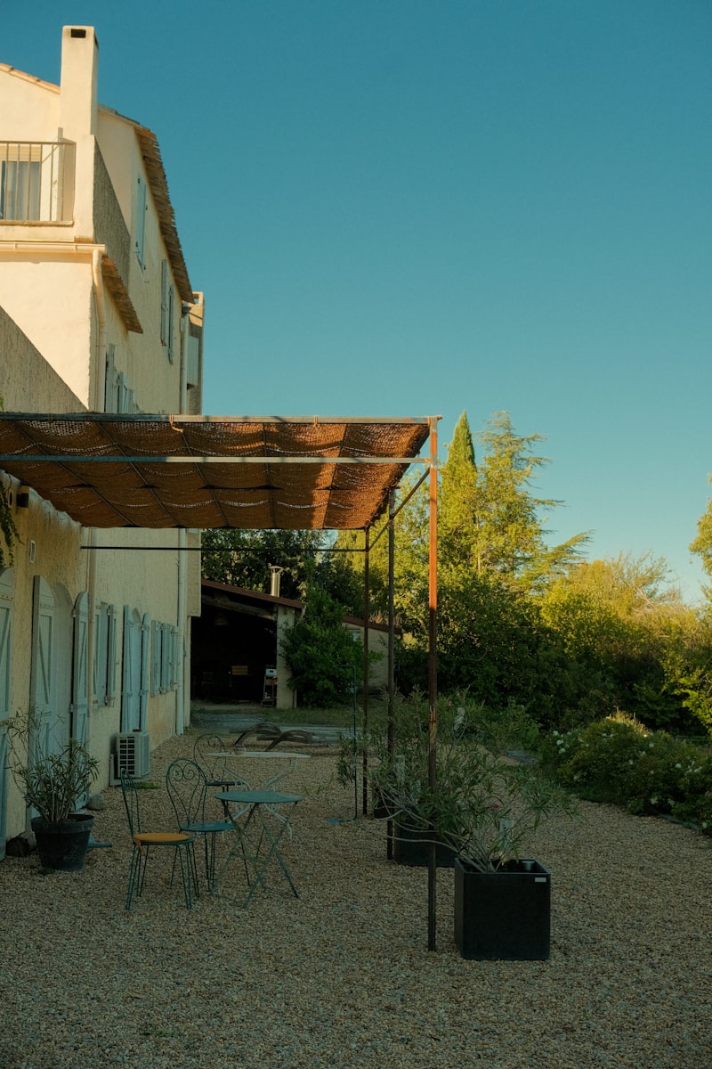 Terrasse mit Markise und Sitzbereich