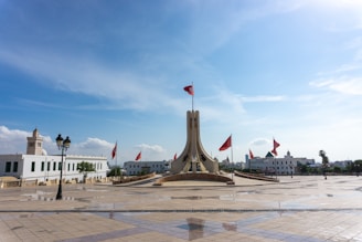 A view of a monument in the middle of a plaza