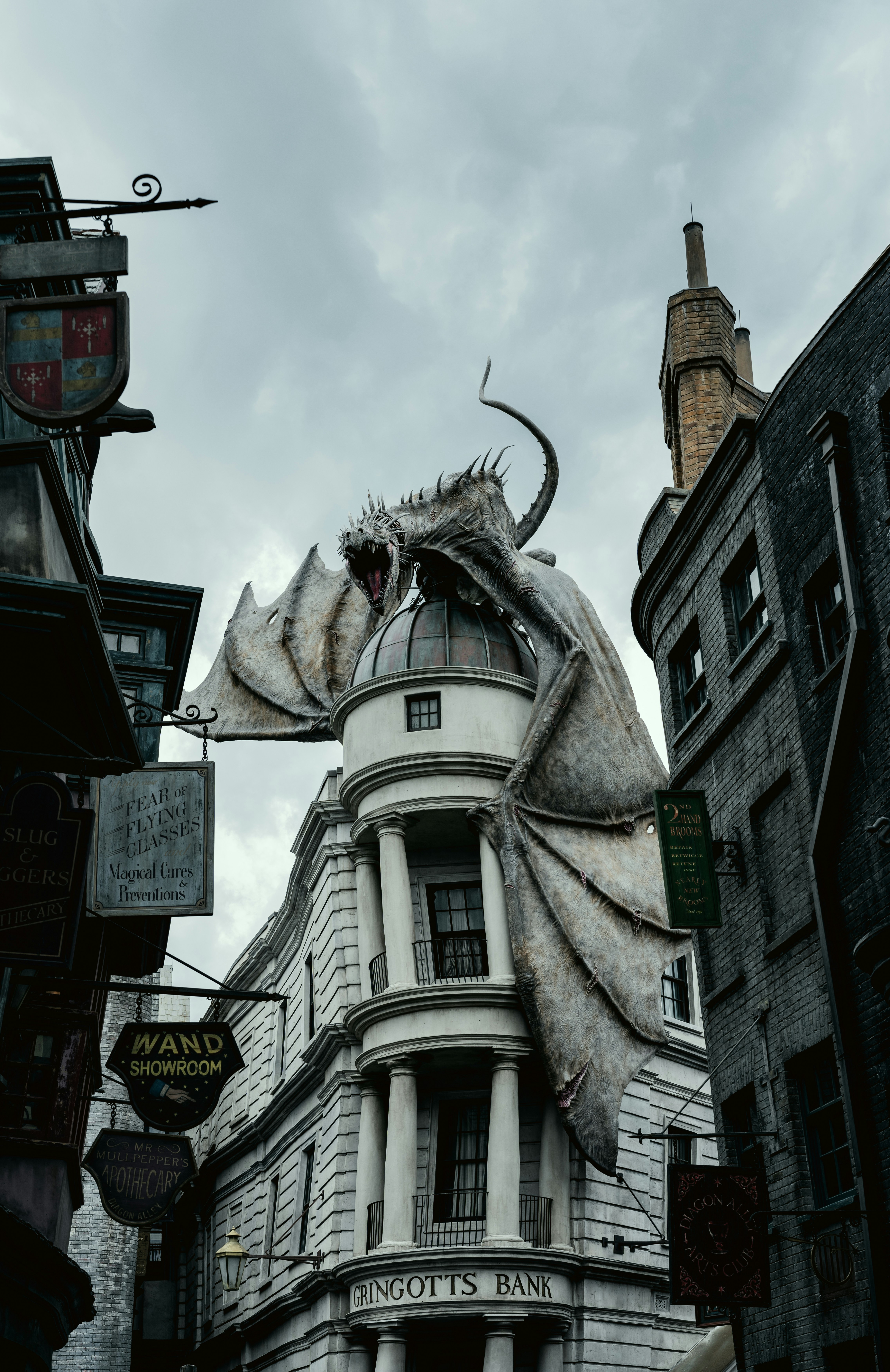 Un gran edificio blanco con un dragón en su techo
