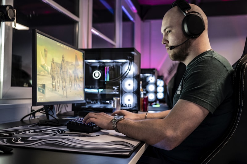 Gamer concentré avec casque devant son setup PC gaming éclairé en violet, illustrant la concentration et la performance cognitive ciblées par HYPERBOOST