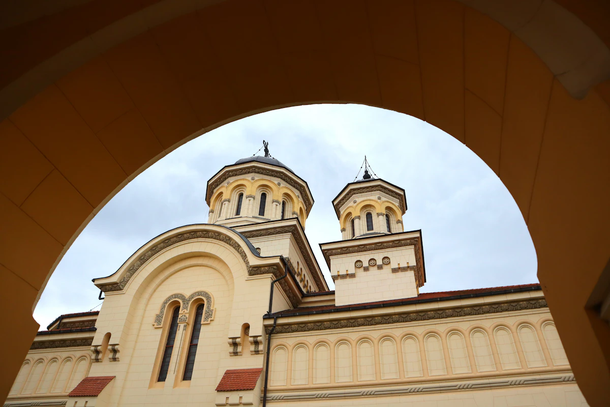 Cazare în Alba Iulia: Catedrala Încoronării văzută printr-o arcadă