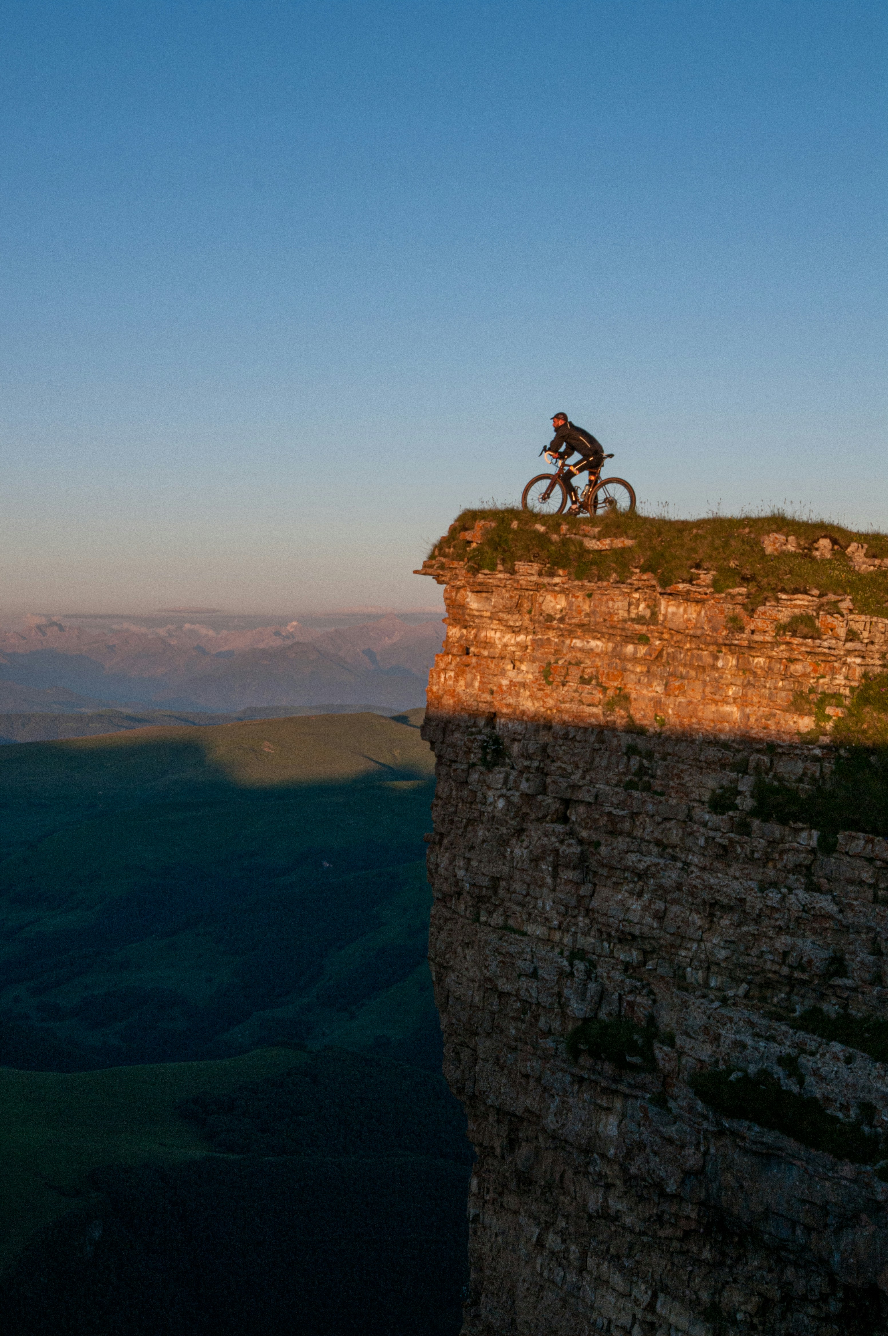 Eine Person, die auf einem Fahrrad auf einer Klippe fährt