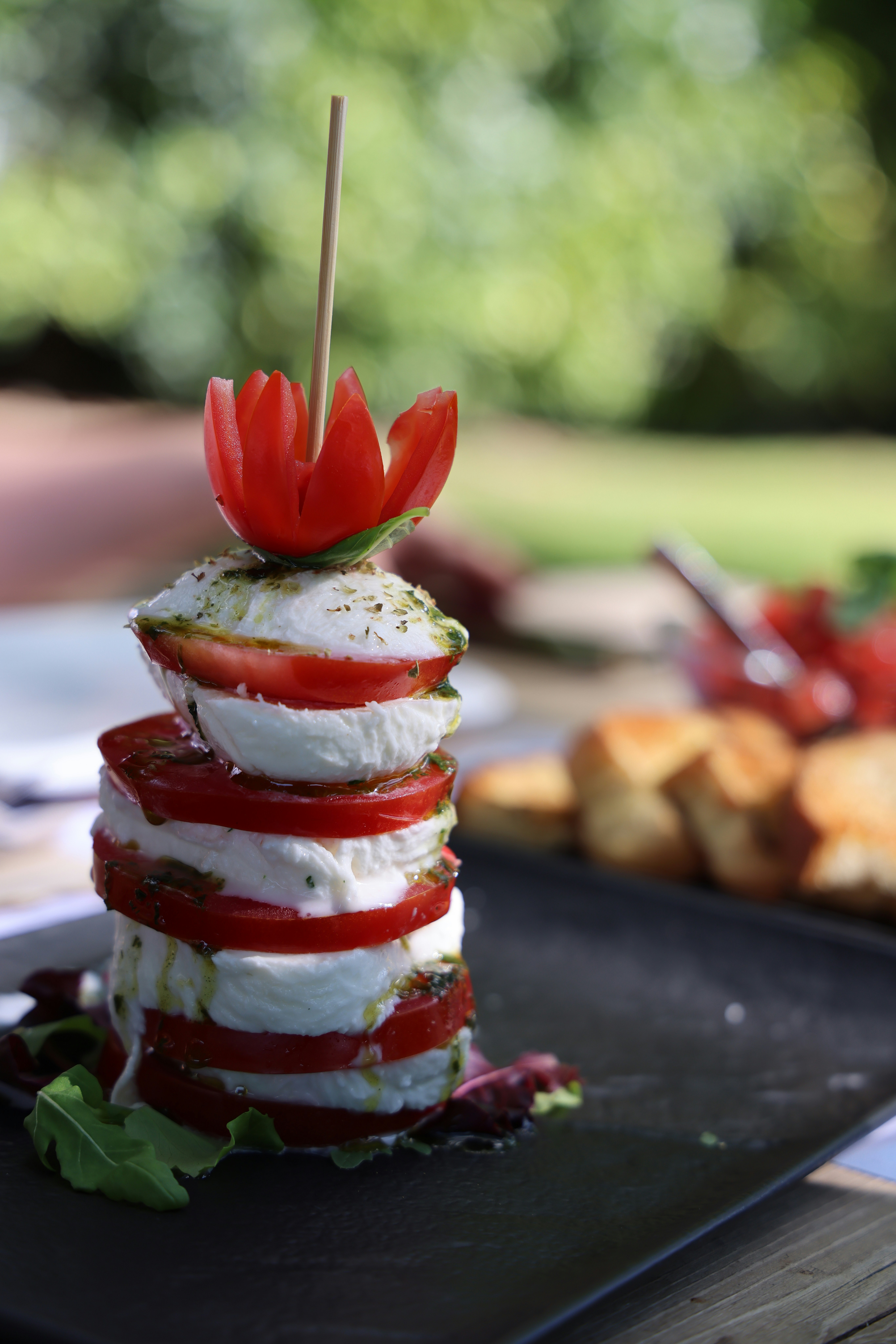 Una pila de comida encima de un plato negro