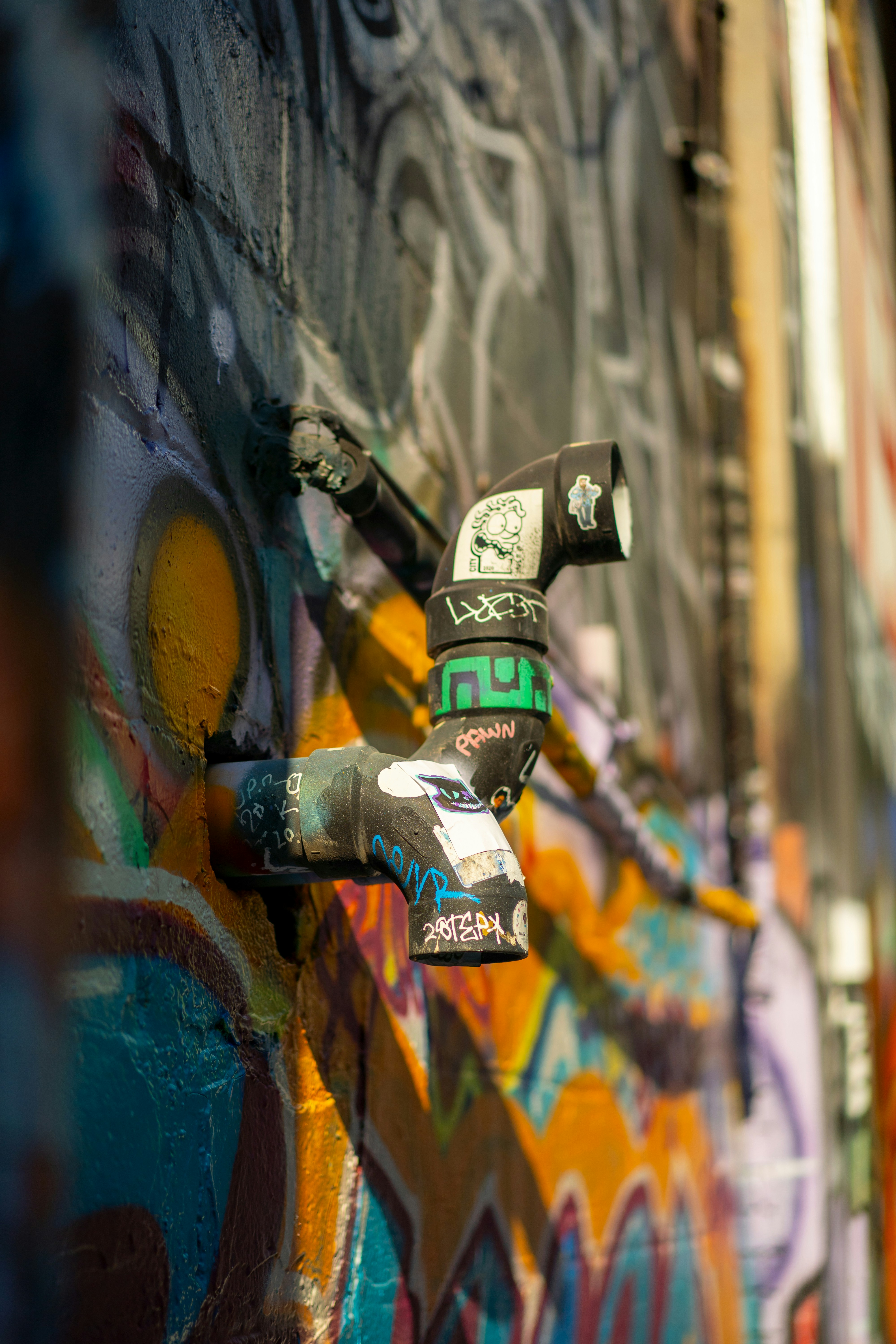 그래피티로 뒤덮인 벽에서 묘기를 부리는 스케이트보더