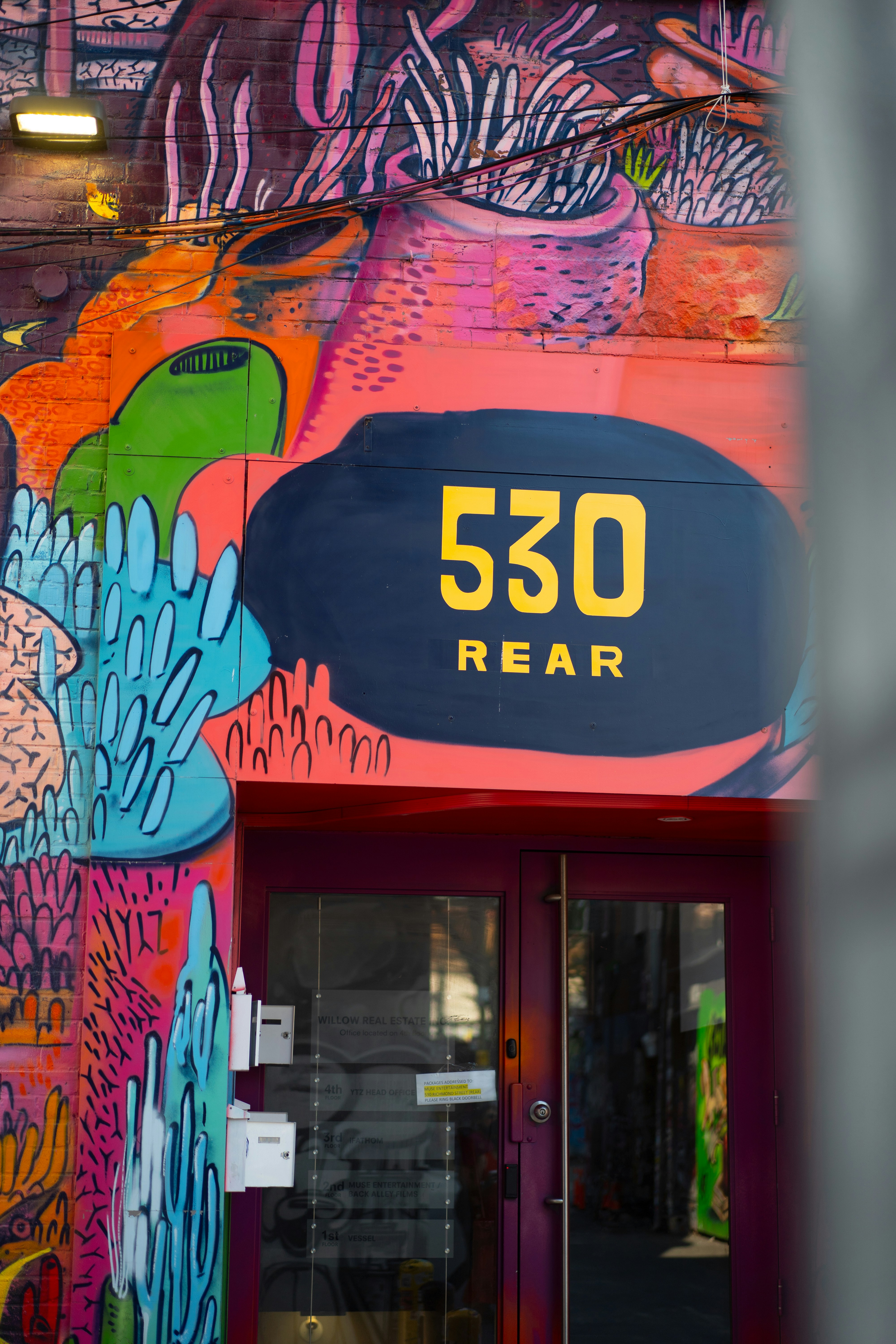 측면에 벽화가 있는 건물