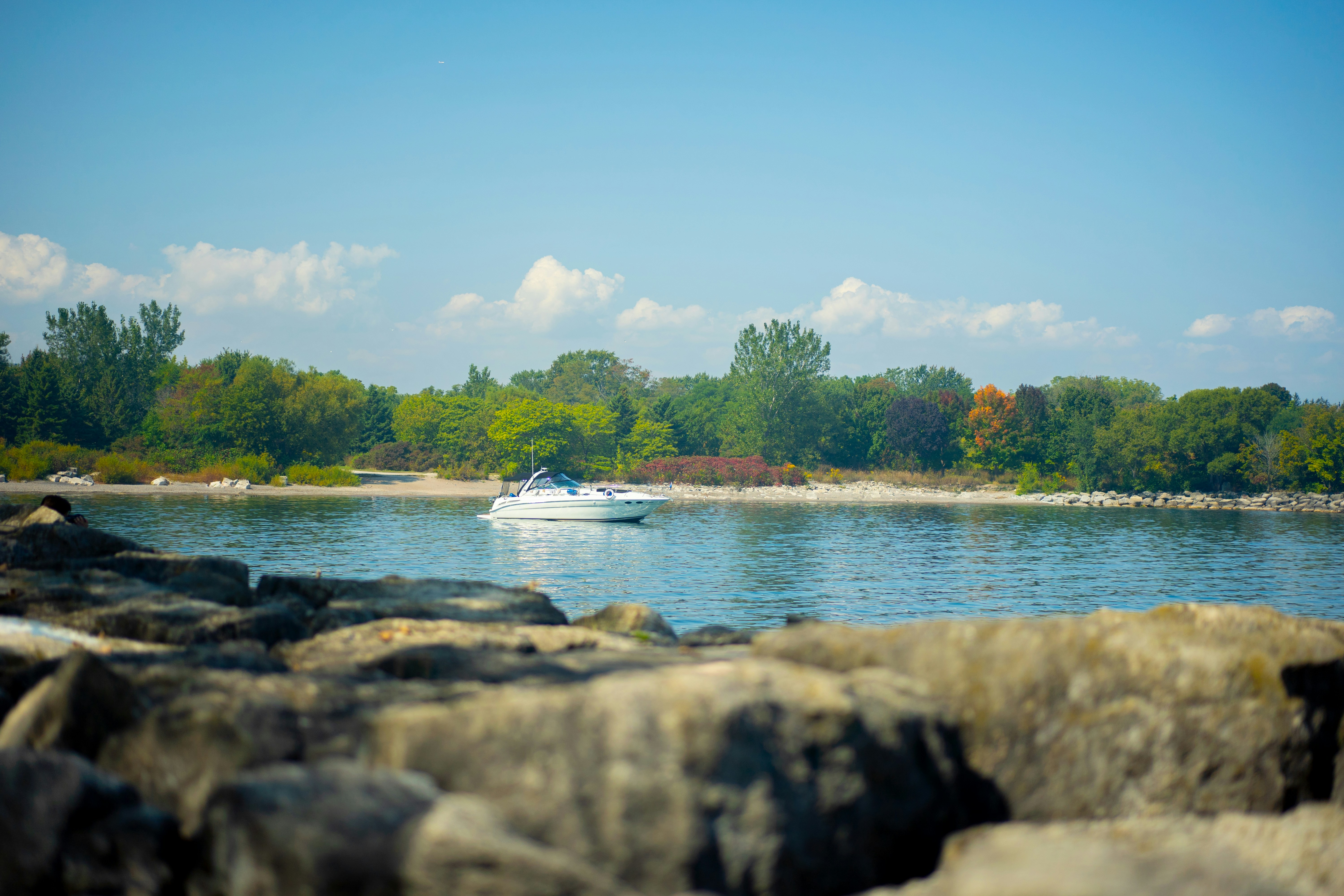 물 속에 있는 배가 있습니다